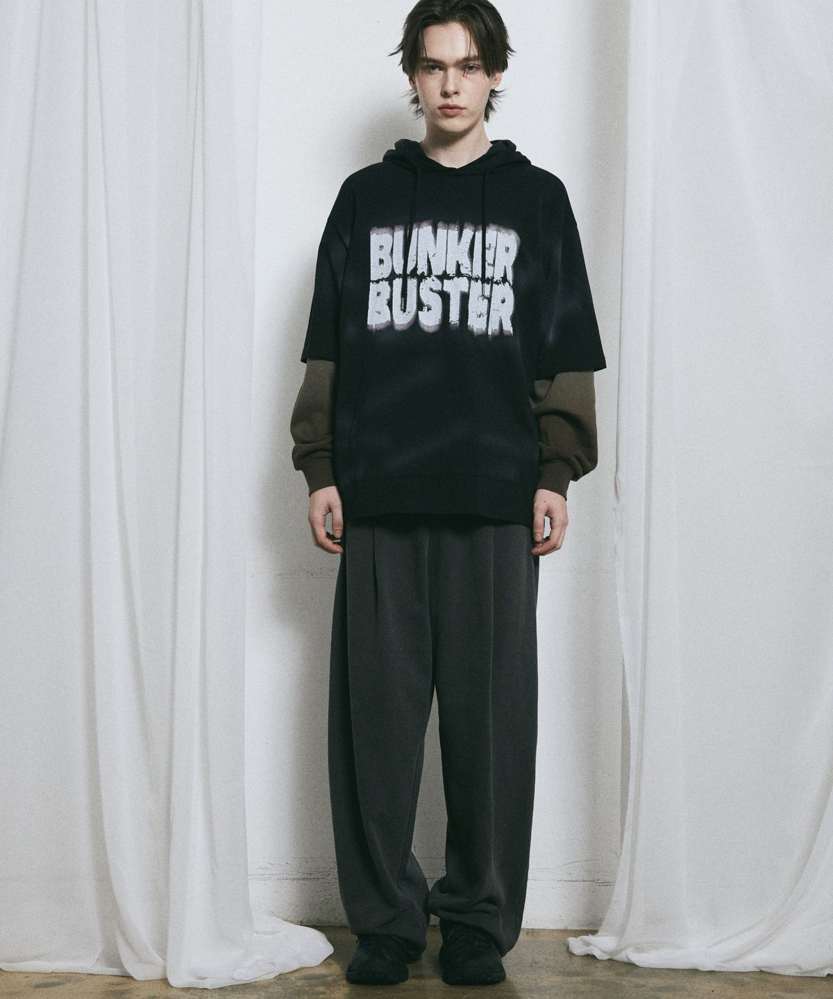 벙커버스터(BUNKERBUSTER) 피그먼트 원턱 와이드 스웨트 팬츠 MQ6PU190_CHARCOAL