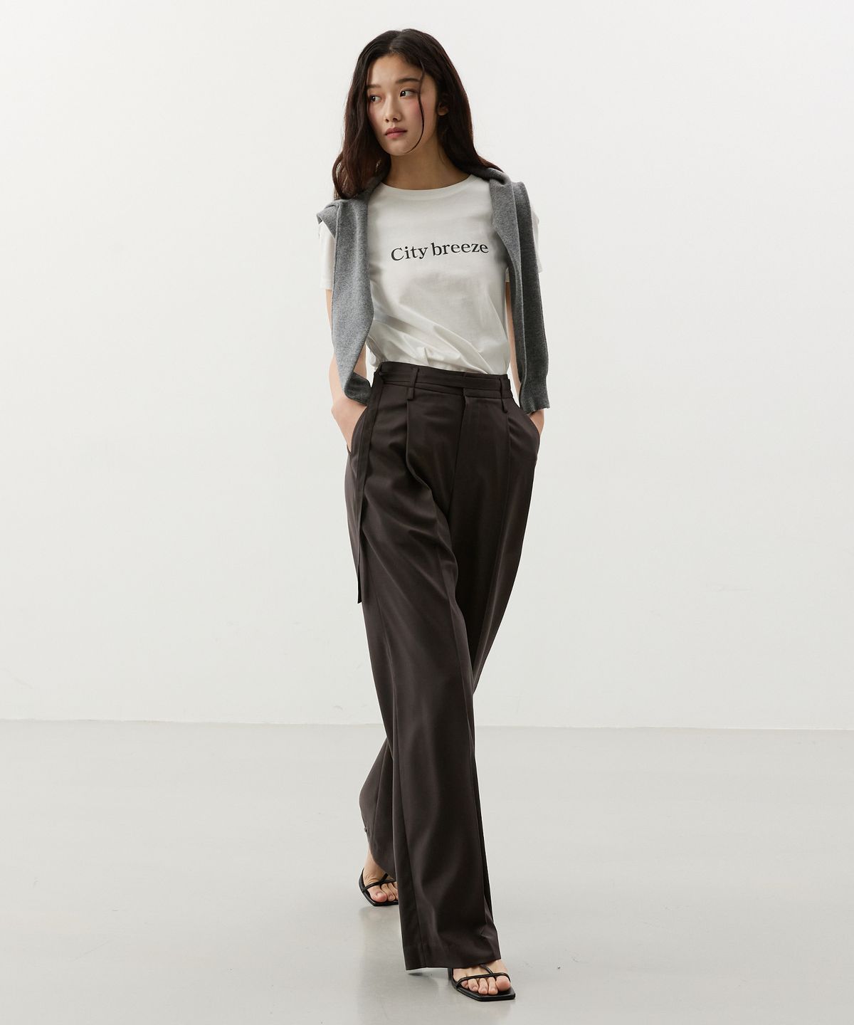 시티브리즈(CITYBREEZE) 스트랩 턱 와이드 슬랙스_DARK BROWN