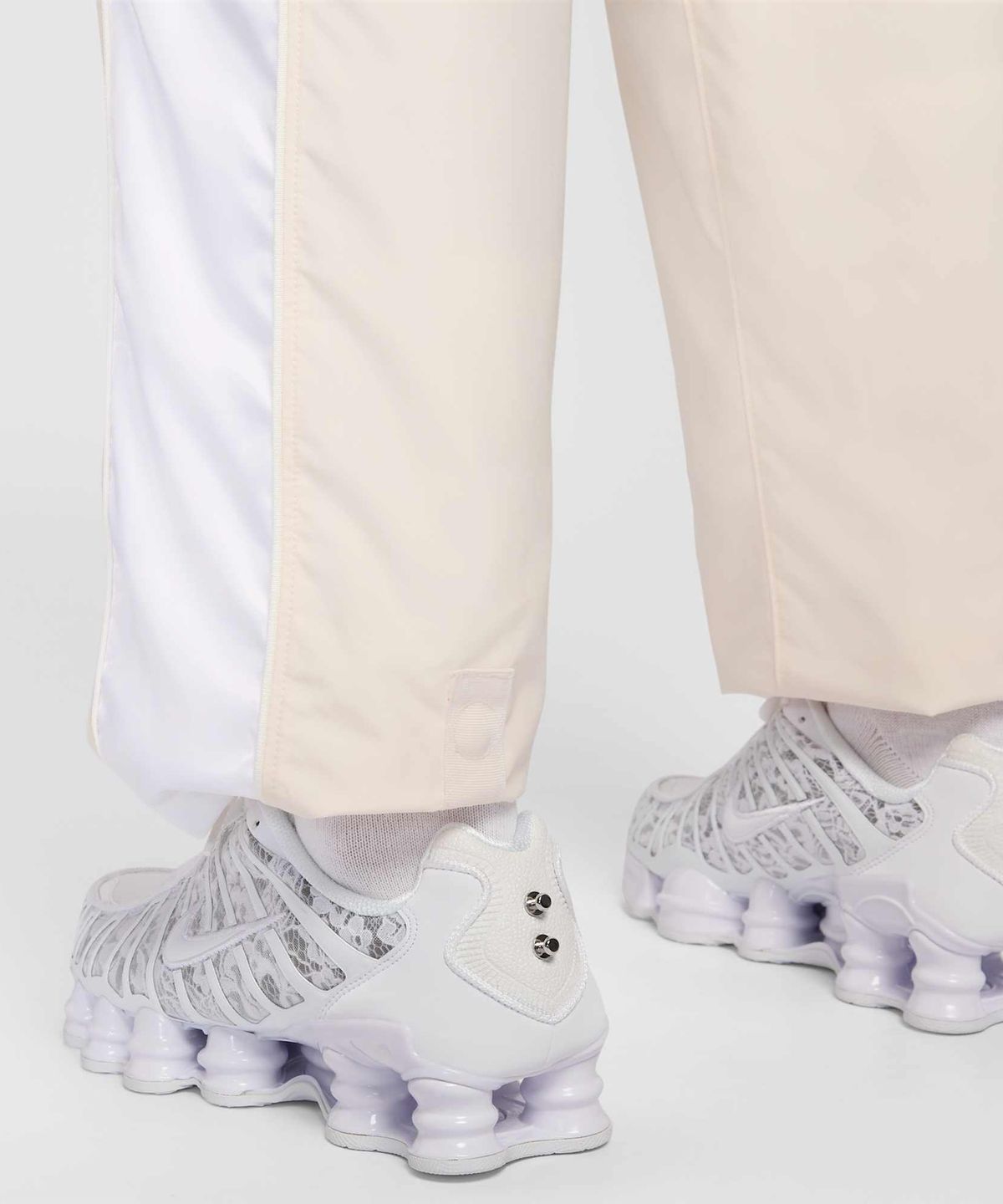 나이키(NIKE) 스포츠웨어 오버사이즈 미드라이즈 트랙 팬츠 W - 초크:라이트 본:화이트:세일 / IF0219-103