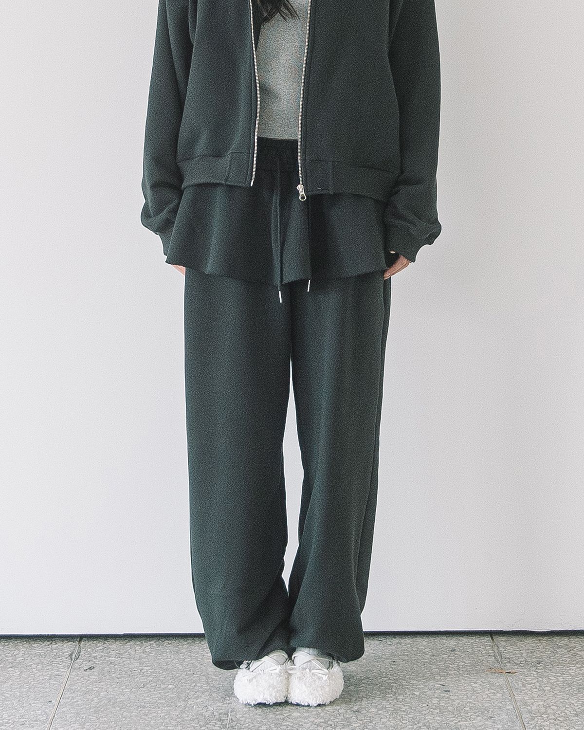 해비즘(HAVISM) OVERSIZE SKIRT SWEATPANTS(CHARCOAL)