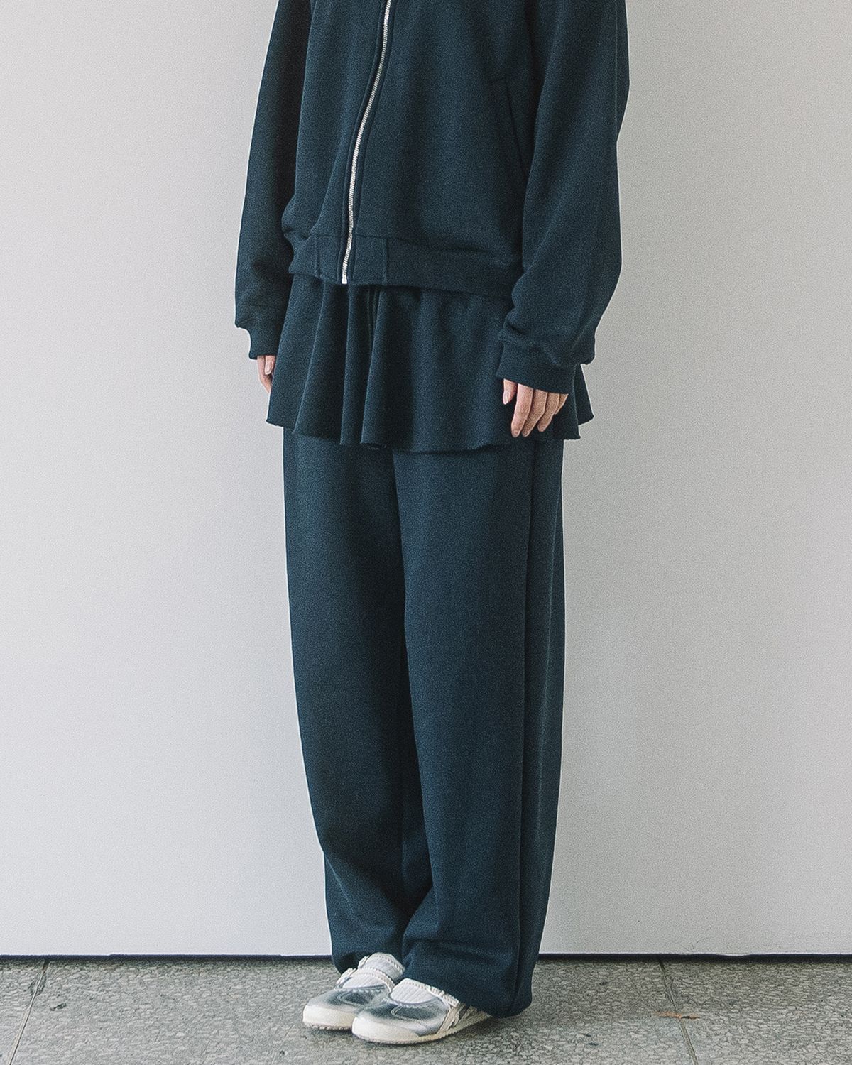 해비즘(HAVISM) OVERSIZE SKIRT SWEATPANTS(NAVY)