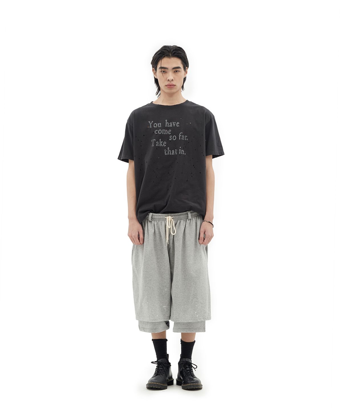 데프가먼츠(DEFGARMENTS) GRUNGE TEXT DAMAGED T-SHIRTS [CHARCOAL]