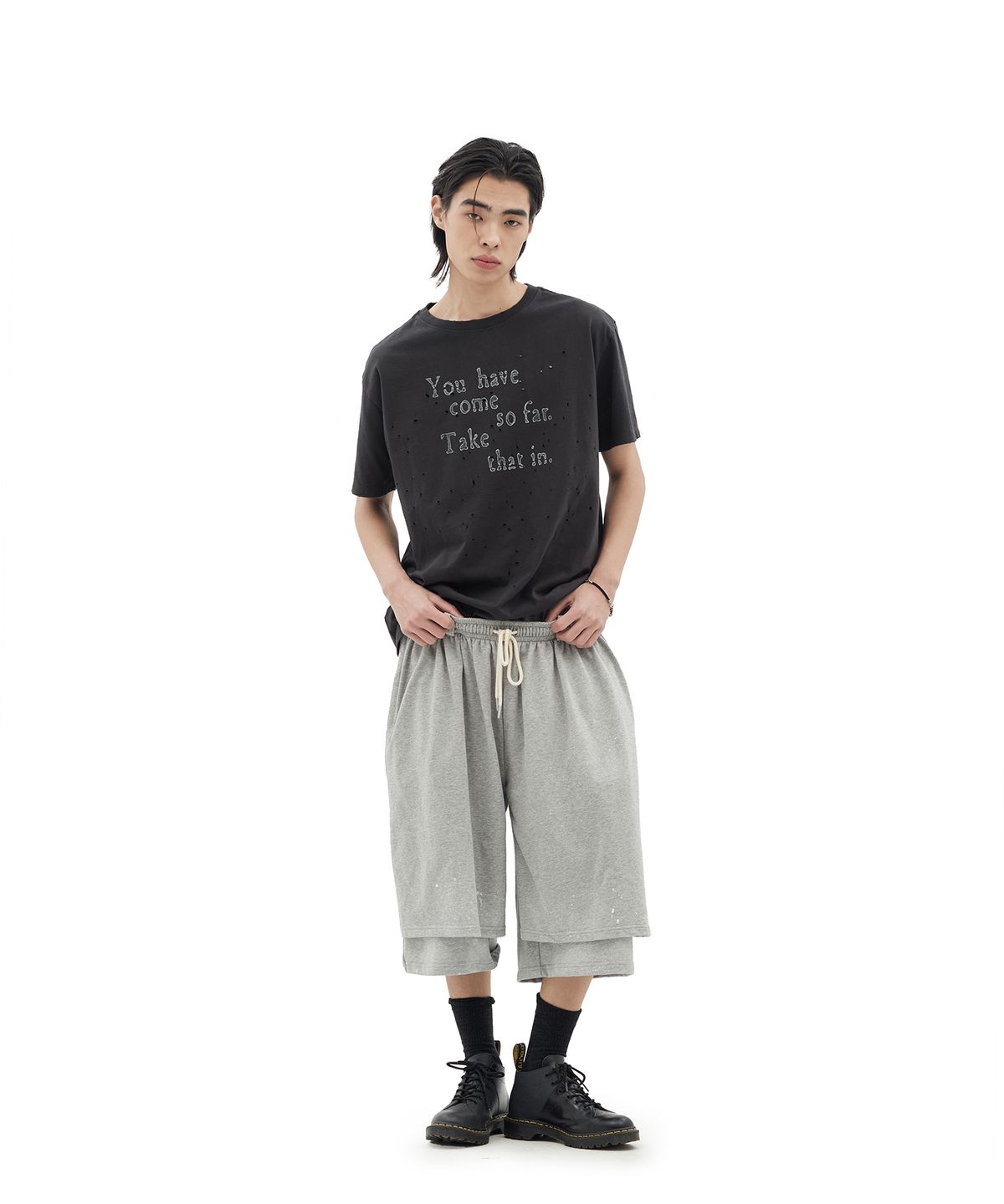 데프가먼츠(DEFGARMENTS) GRUNGE TEXT DAMAGED T-SHIRTS [CHARCOAL]