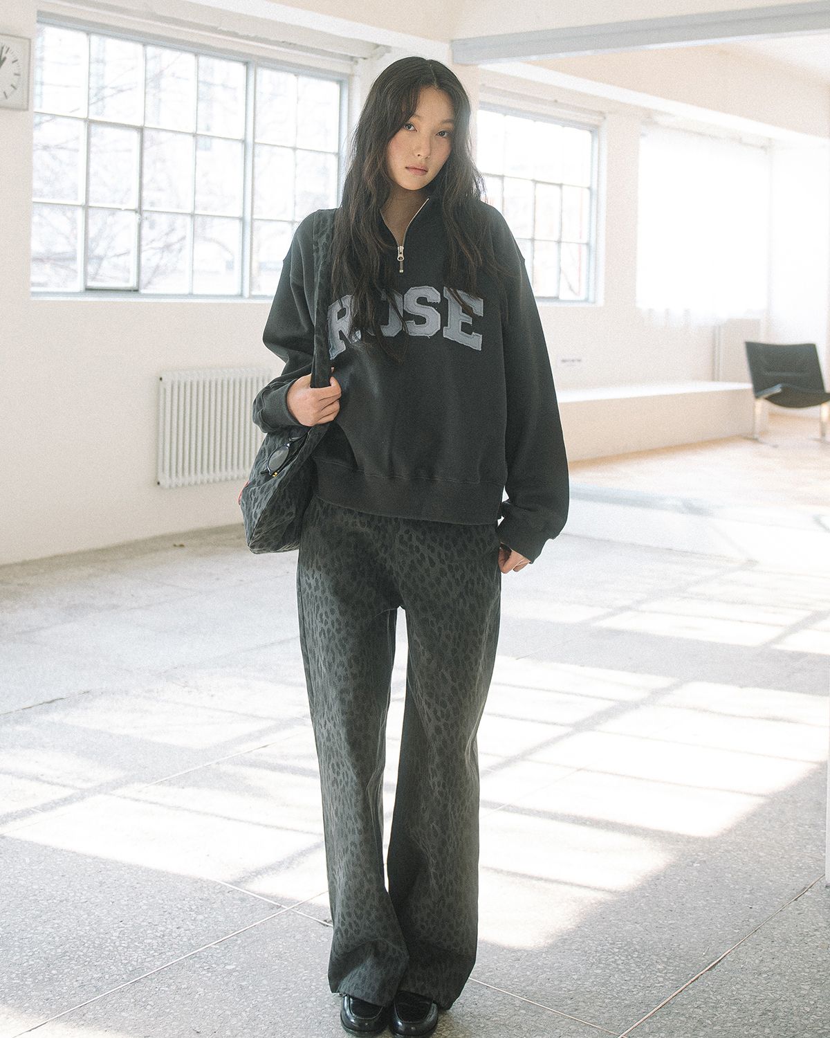 해비즘(HAVISM) ROSE APLIQUE QUARTER ZIP SWEATSHIRT(CHARCOAL)