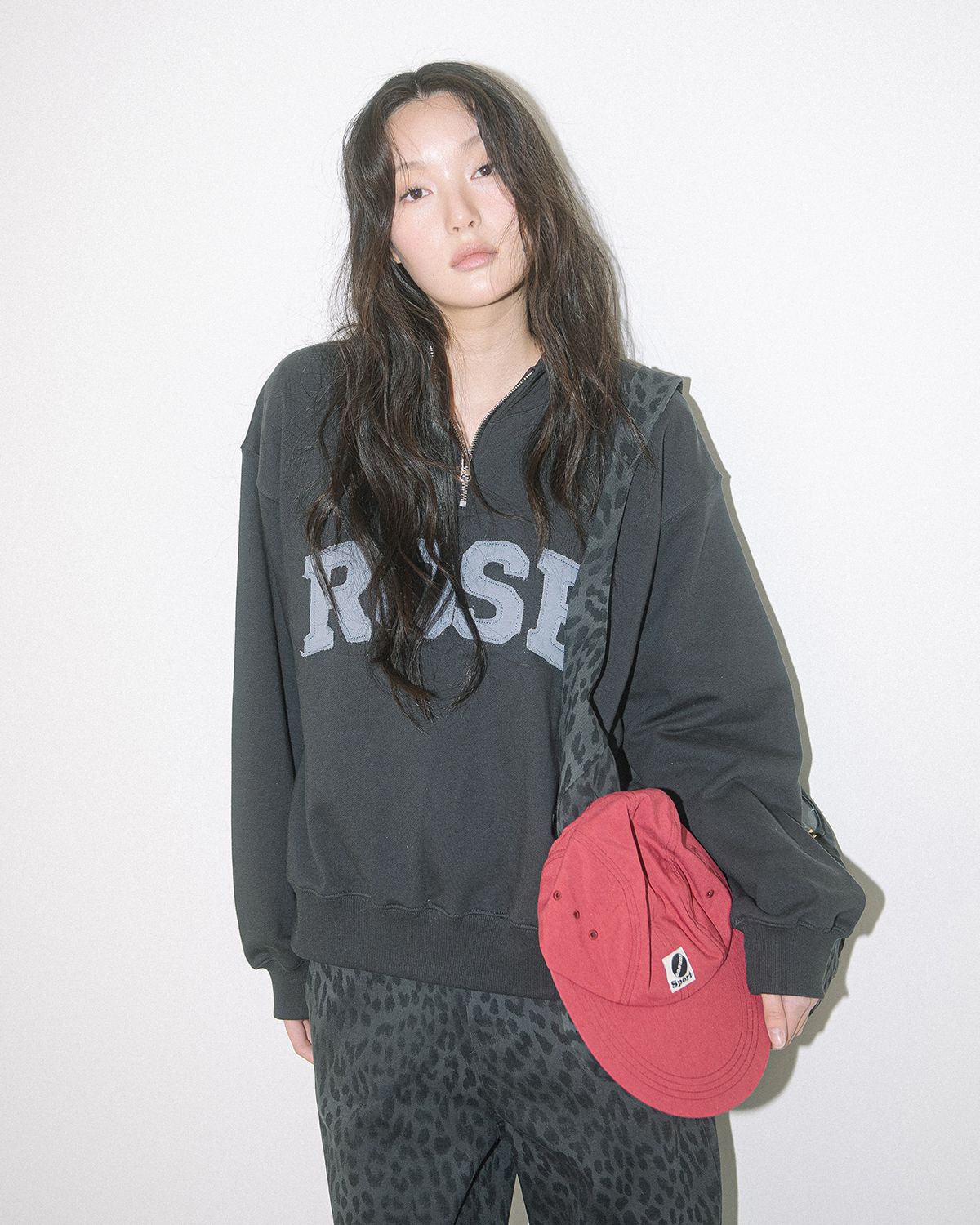 해비즘(HAVISM) ROSE APLIQUE QUARTER ZIP SWEATSHIRT(CHARCOAL)