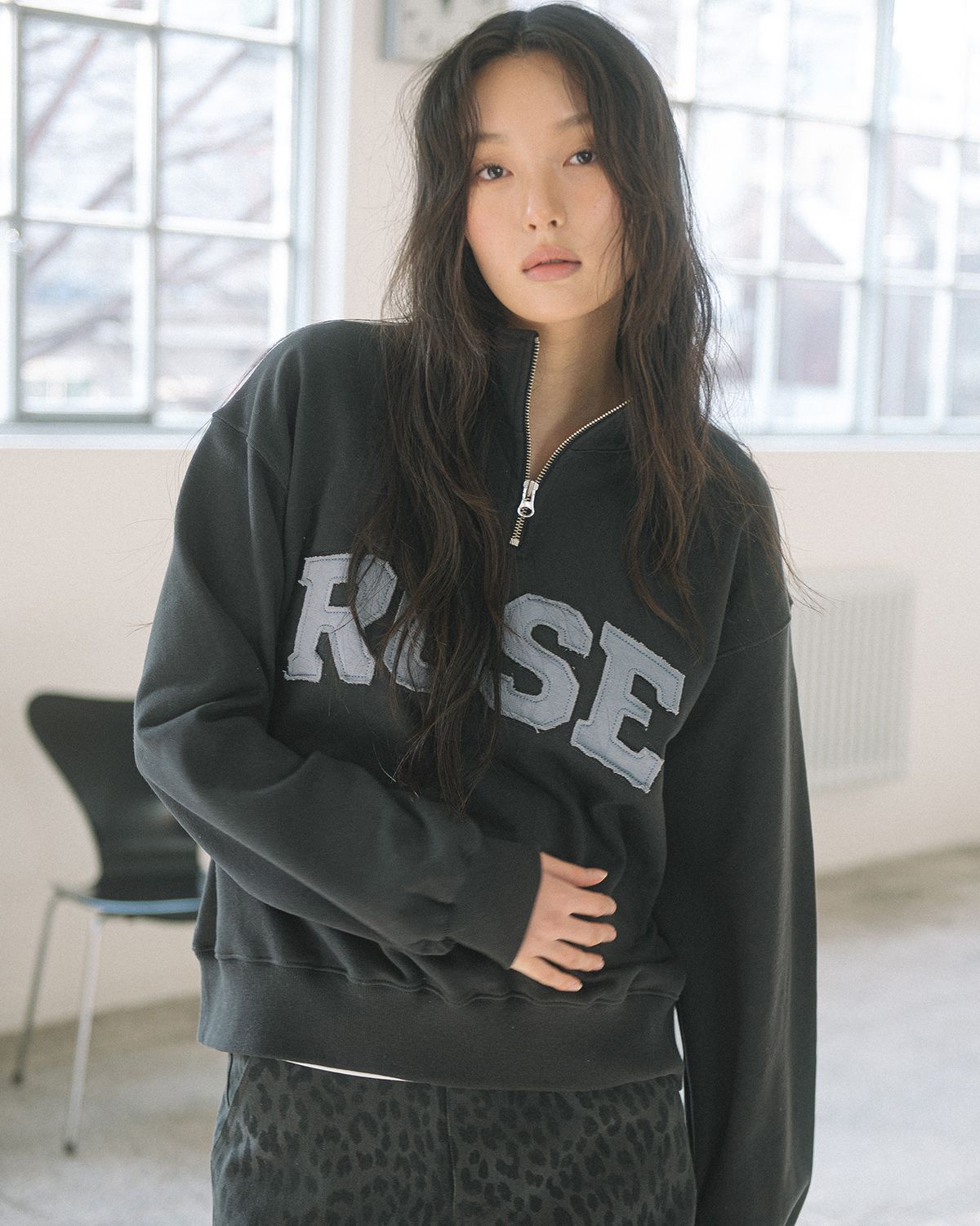 해비즘(HAVISM) ROSE APLIQUE QUARTER ZIP SWEATSHIRT(CHARCOAL)