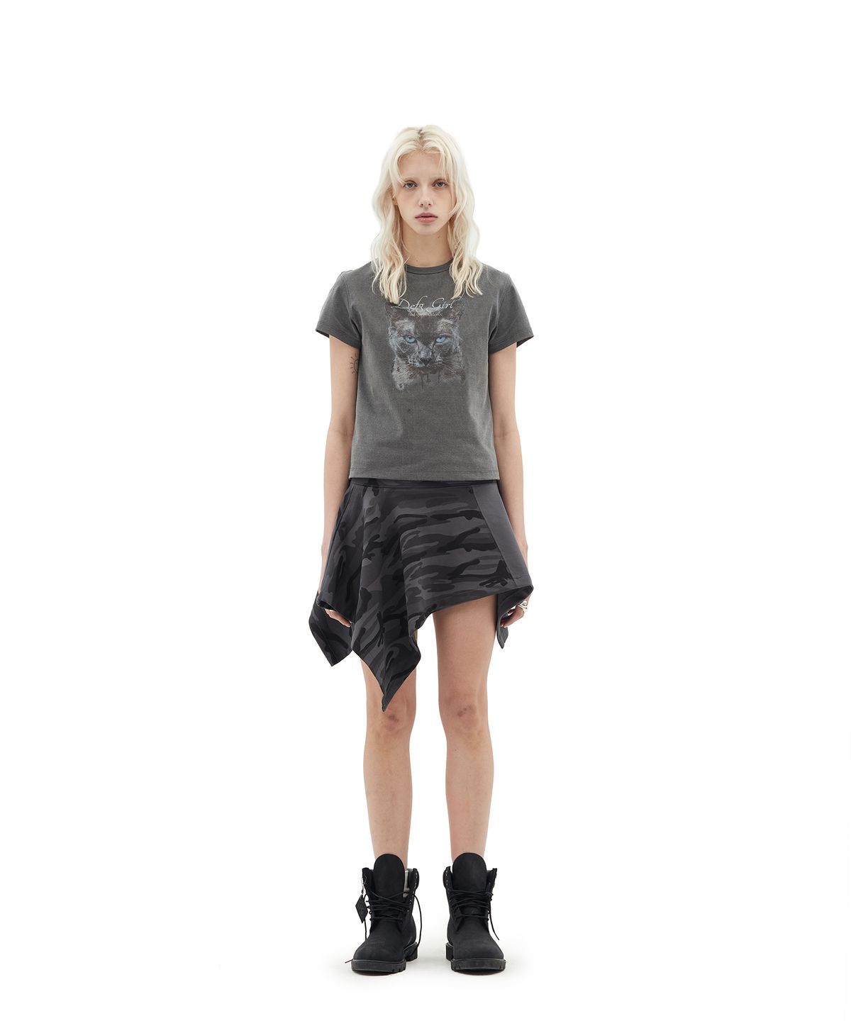 데프가먼츠(DEFGARMENTS) CAT AVA T-SHIRTS [CHARCOAL]