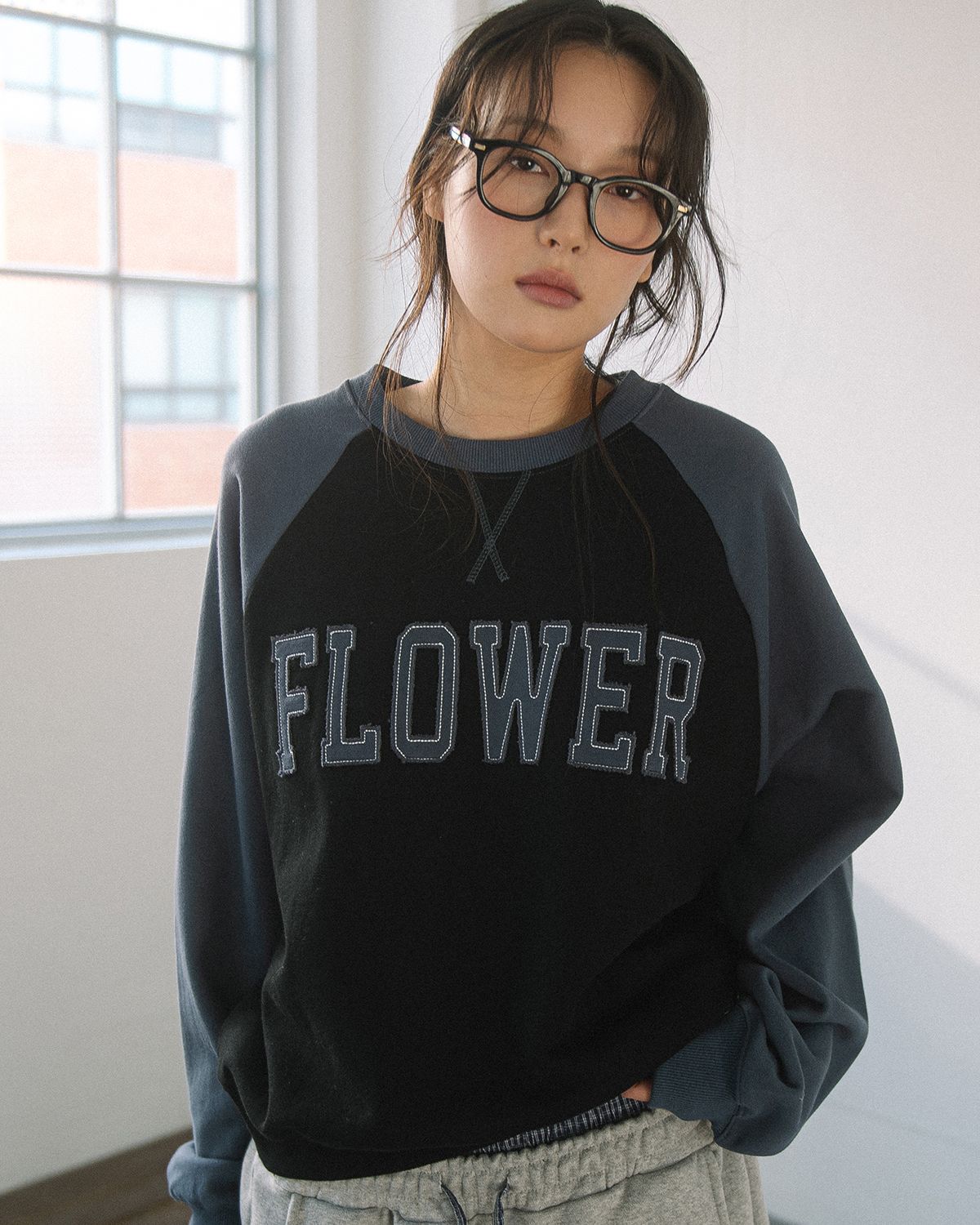 해비즘(HAVISM) FLOWER APLIQUE RAGLAN SWEATSHIRT(BLACK)