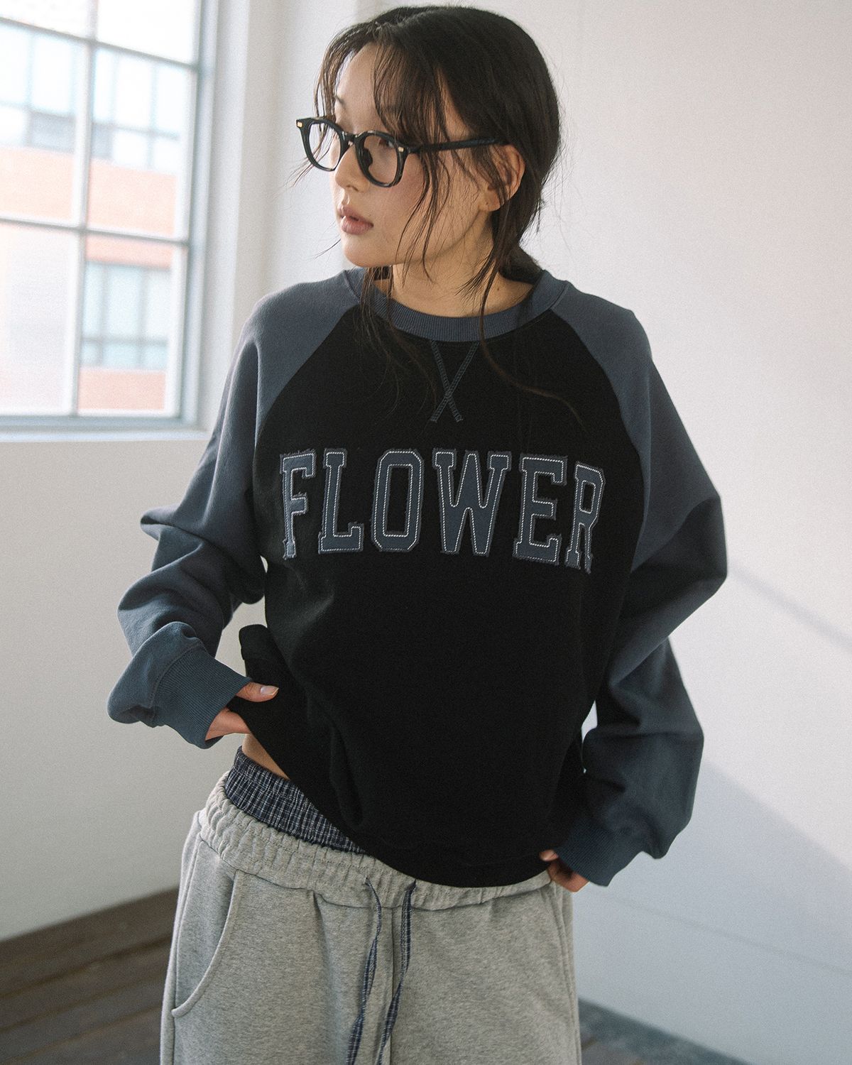 해비즘(HAVISM) FLOWER APLIQUE RAGLAN SWEATSHIRT(BLACK)