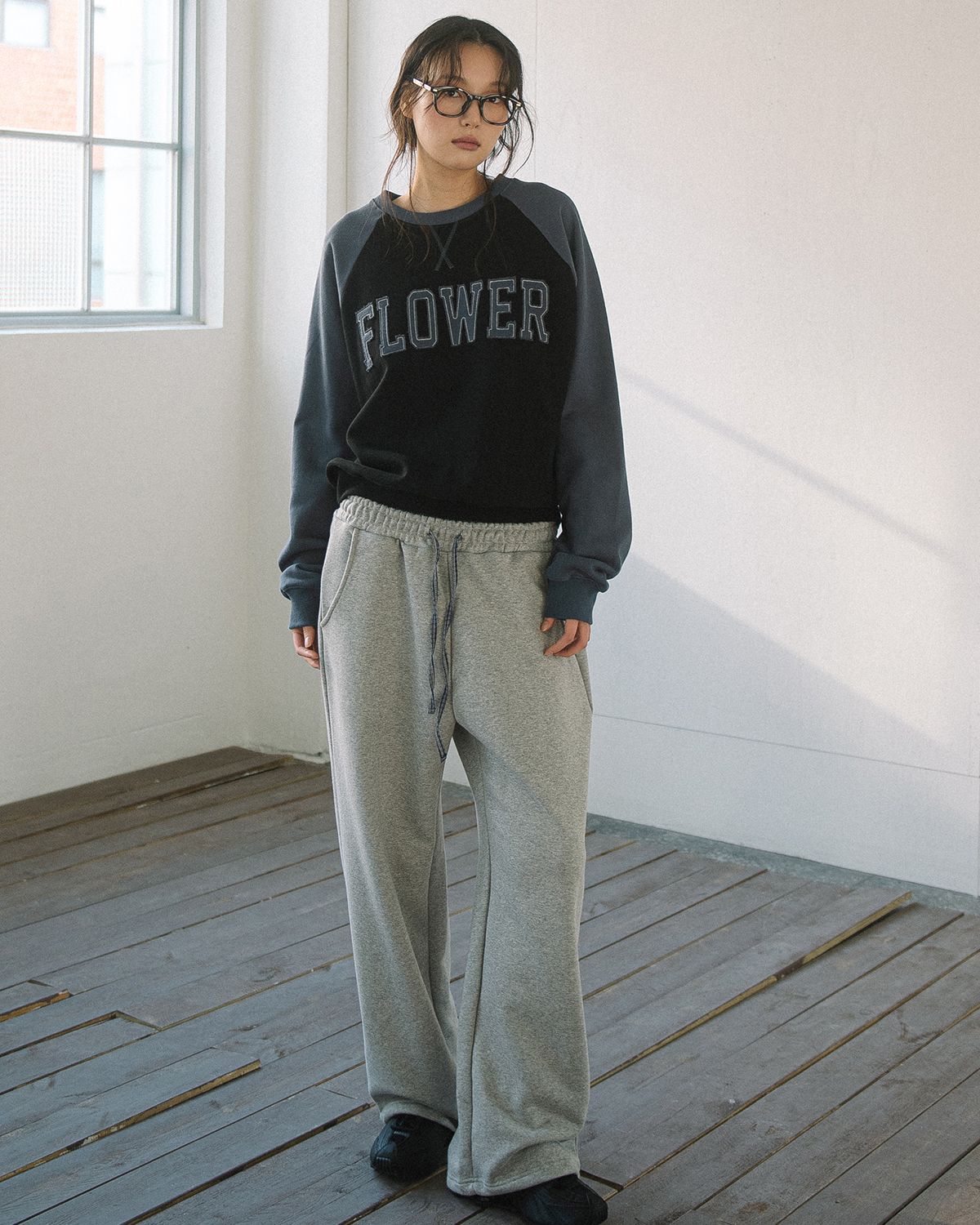 해비즘(HAVISM) FLOWER APLIQUE RAGLAN SWEATSHIRT(BLACK)