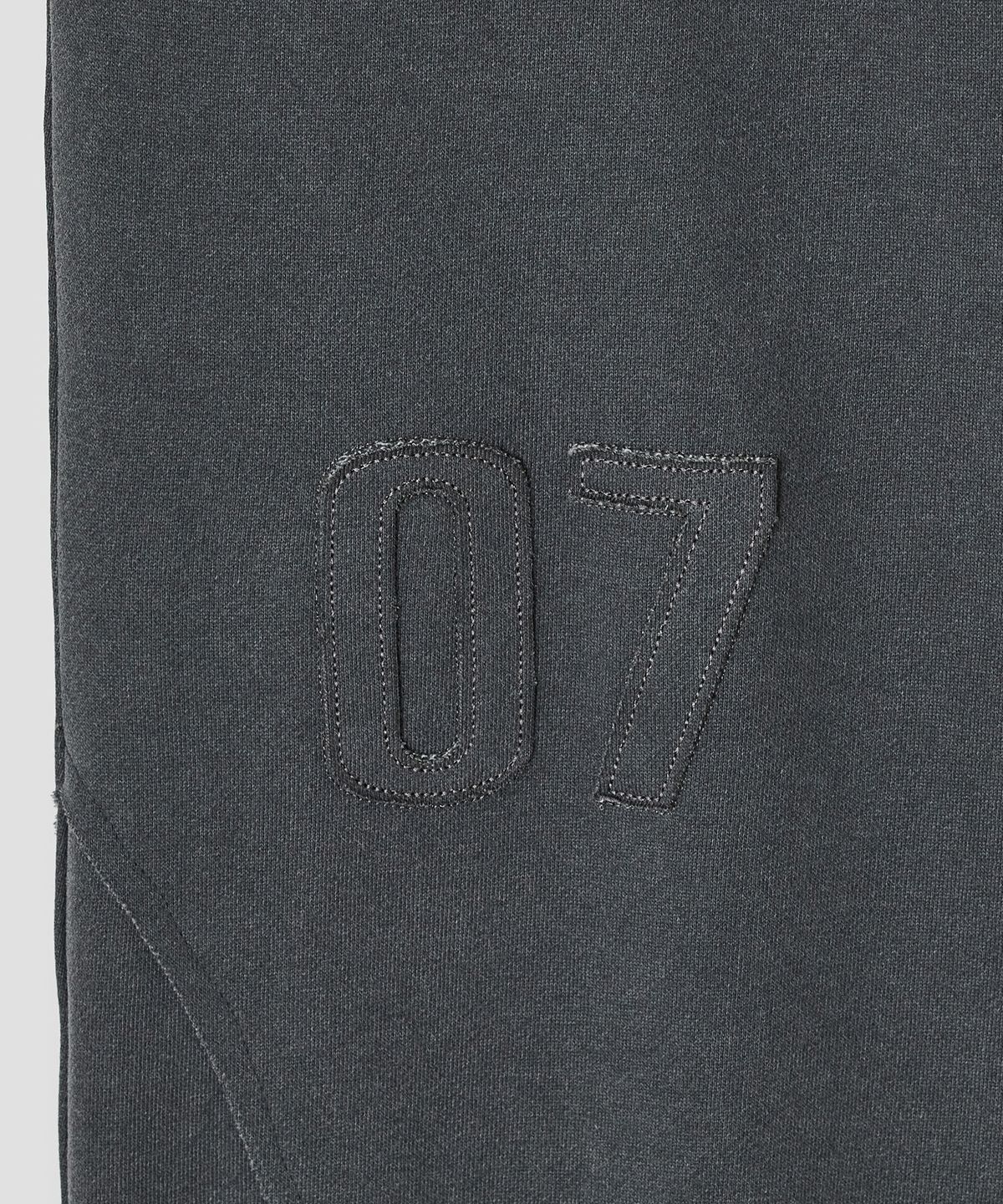 타입서비스(TYPESERVICE) Raw Edge Graphic Sweatpants [Charcoal]