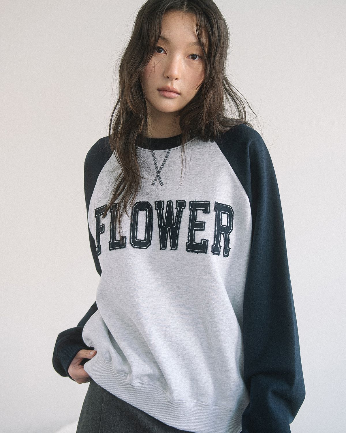 해비즘(HAVISM) FLOWER APLIQUE RAGLAN SWEATSHIRT(NAVY)