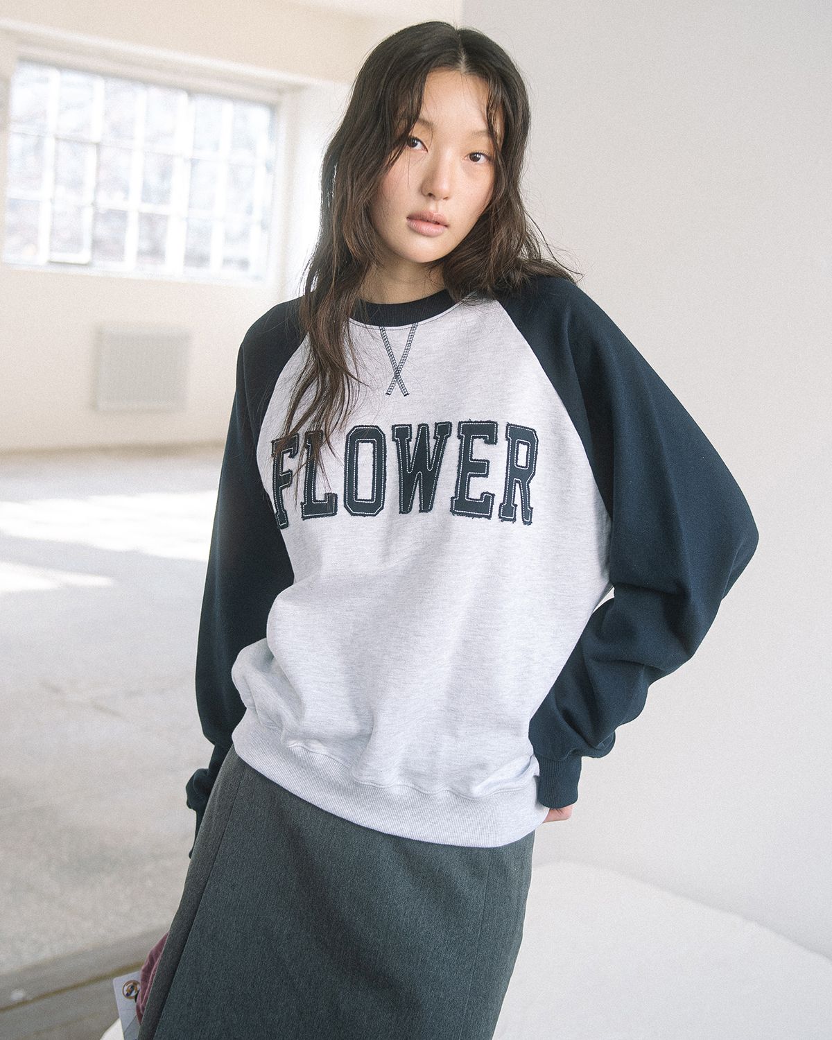 해비즘(HAVISM) FLOWER APLIQUE RAGLAN SWEATSHIRT(NAVY)
