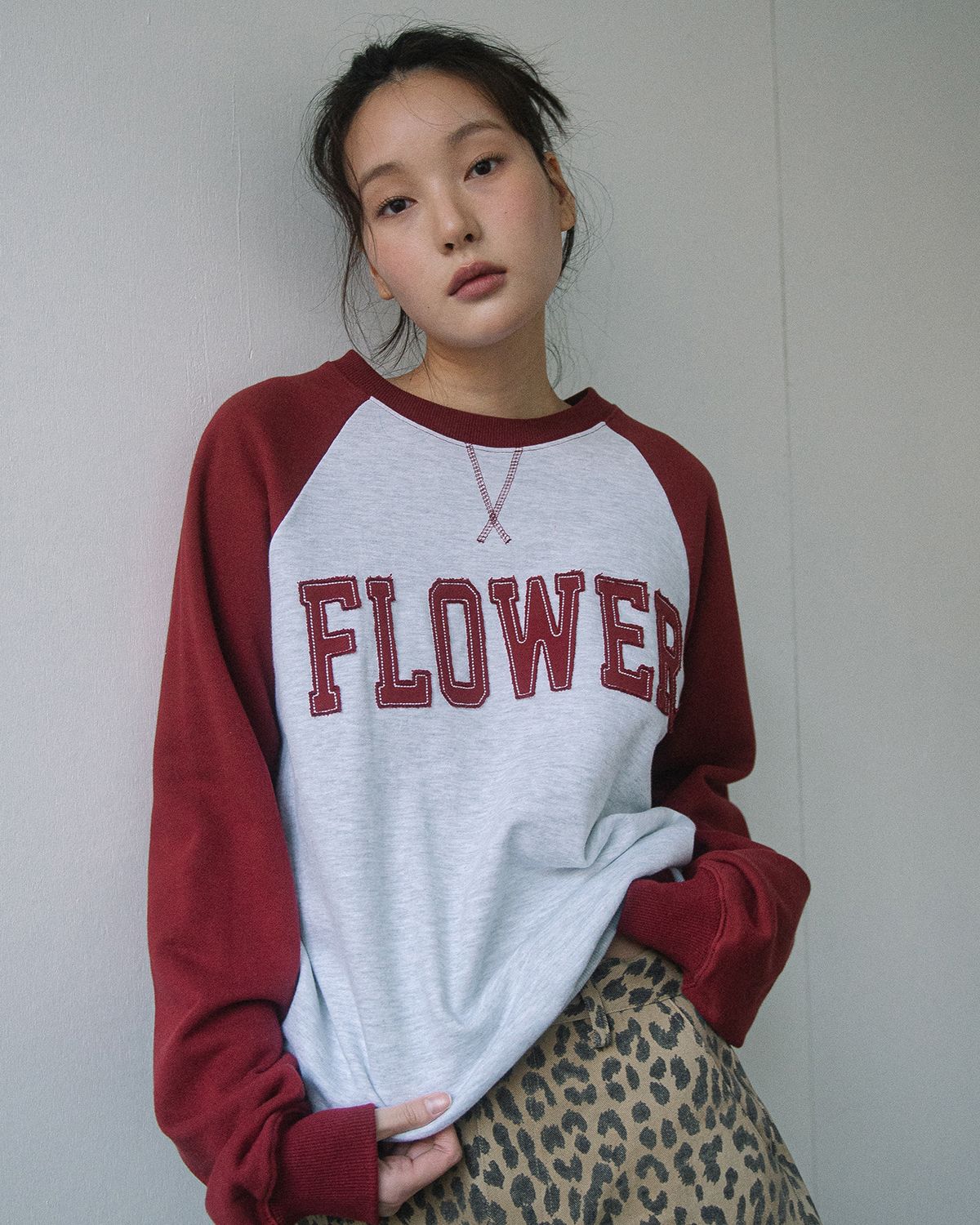 해비즘(HAVISM) FLOWER APLIQUE RAGLAN SWEATSHIRT(WINE)