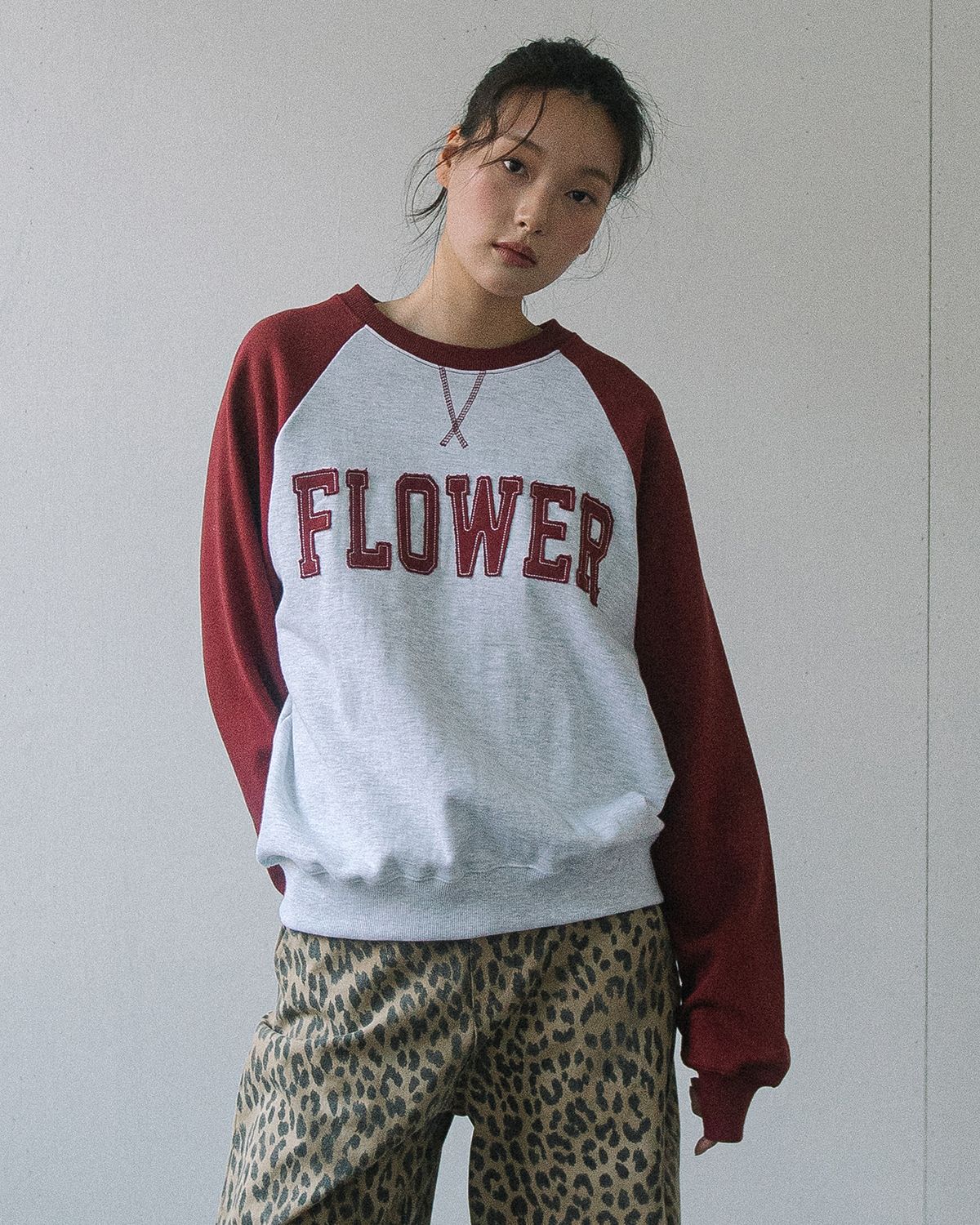 해비즘(HAVISM) FLOWER APLIQUE RAGLAN SWEATSHIRT(WINE)