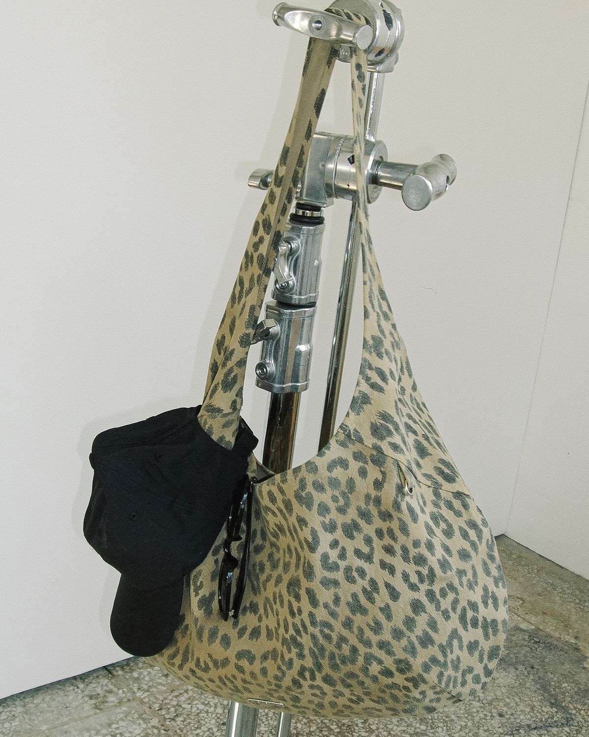 해비즘(HAVISM) LEOPARD SHOULDER BAG(BROWN)
