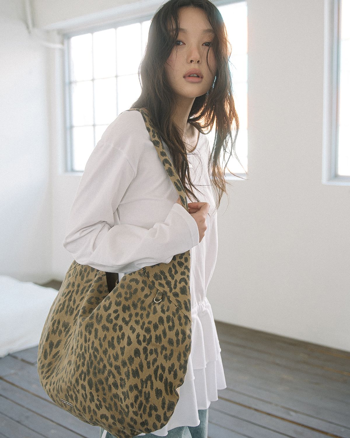 해비즘(HAVISM) LEOPARD SHOULDER BAG(BROWN)