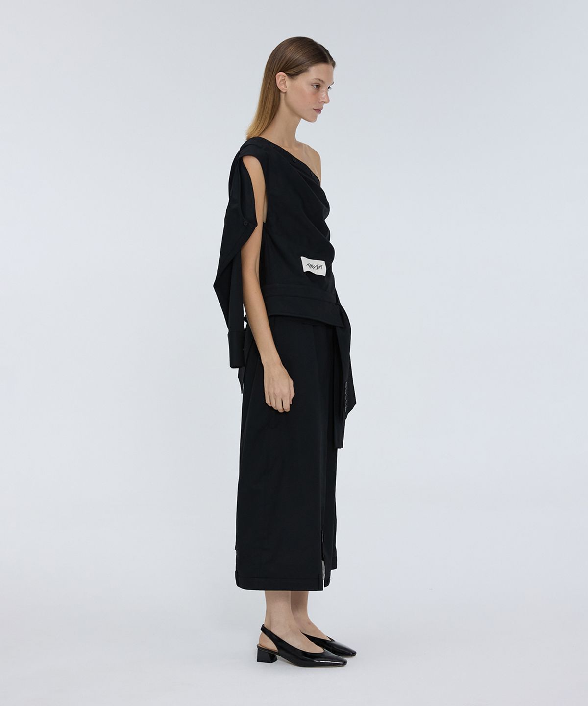 므아므(MMAM) Asymmetric off-shoulder top