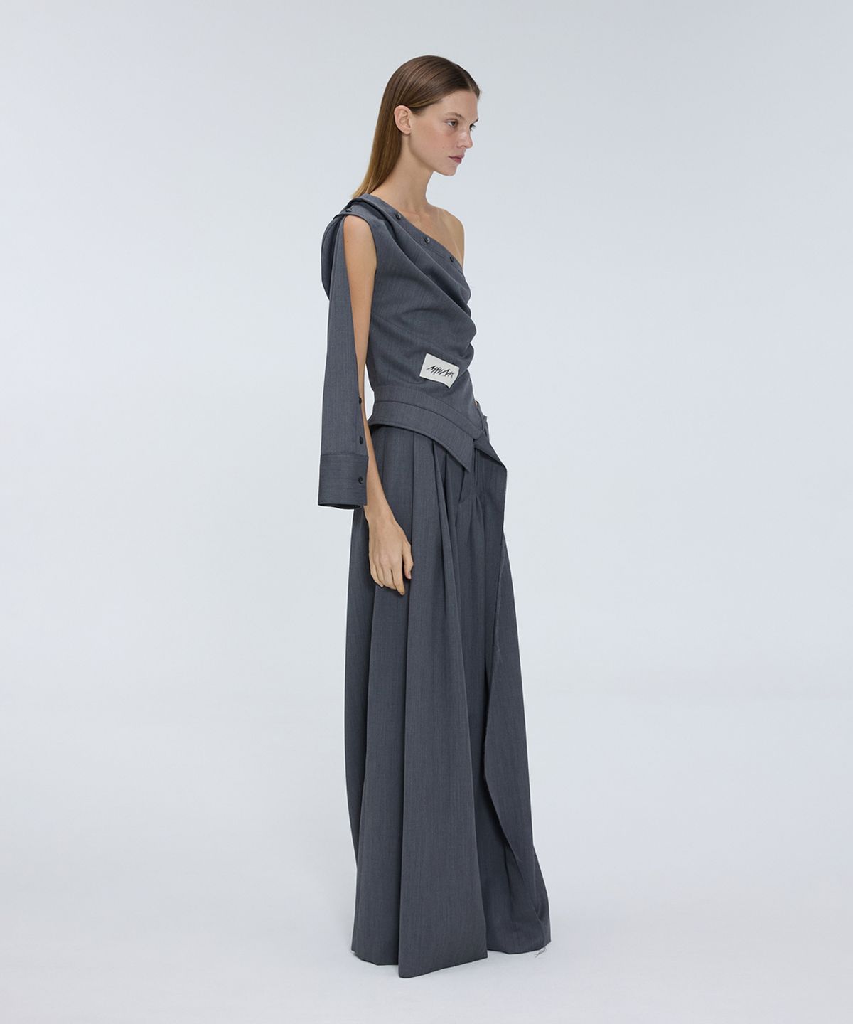 므아므(MMAM) Asymmetric off-shoulder top