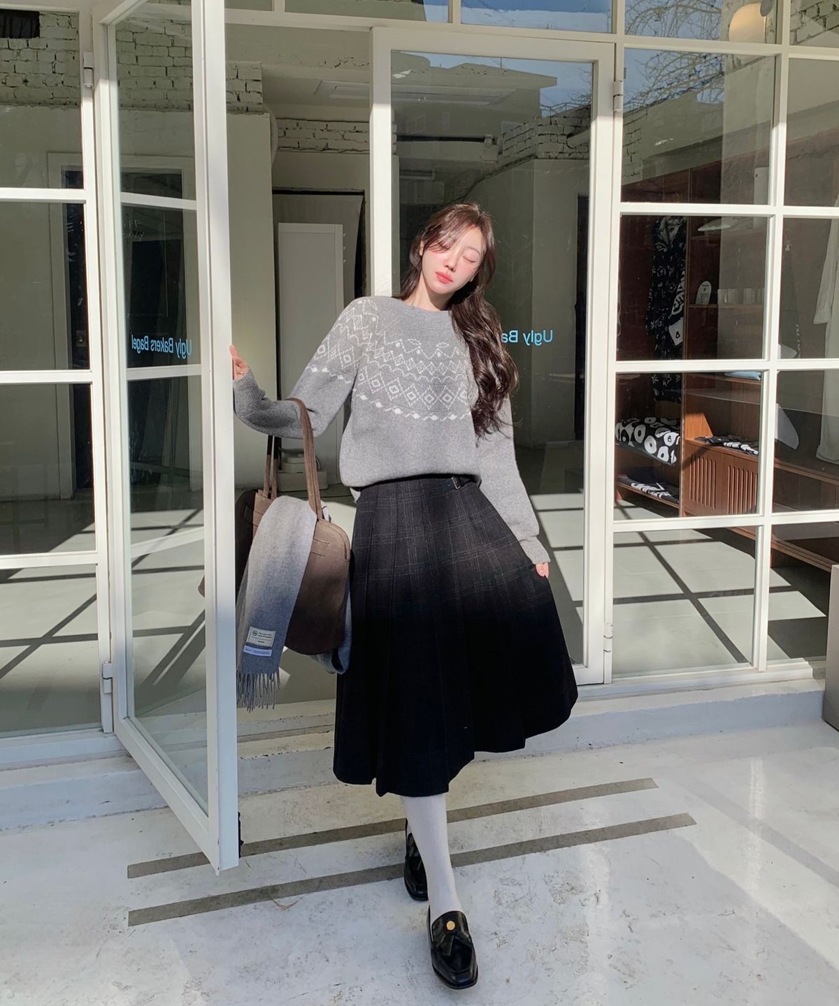 아위(AHWE) 울 자카드 라운드 니트_그레이