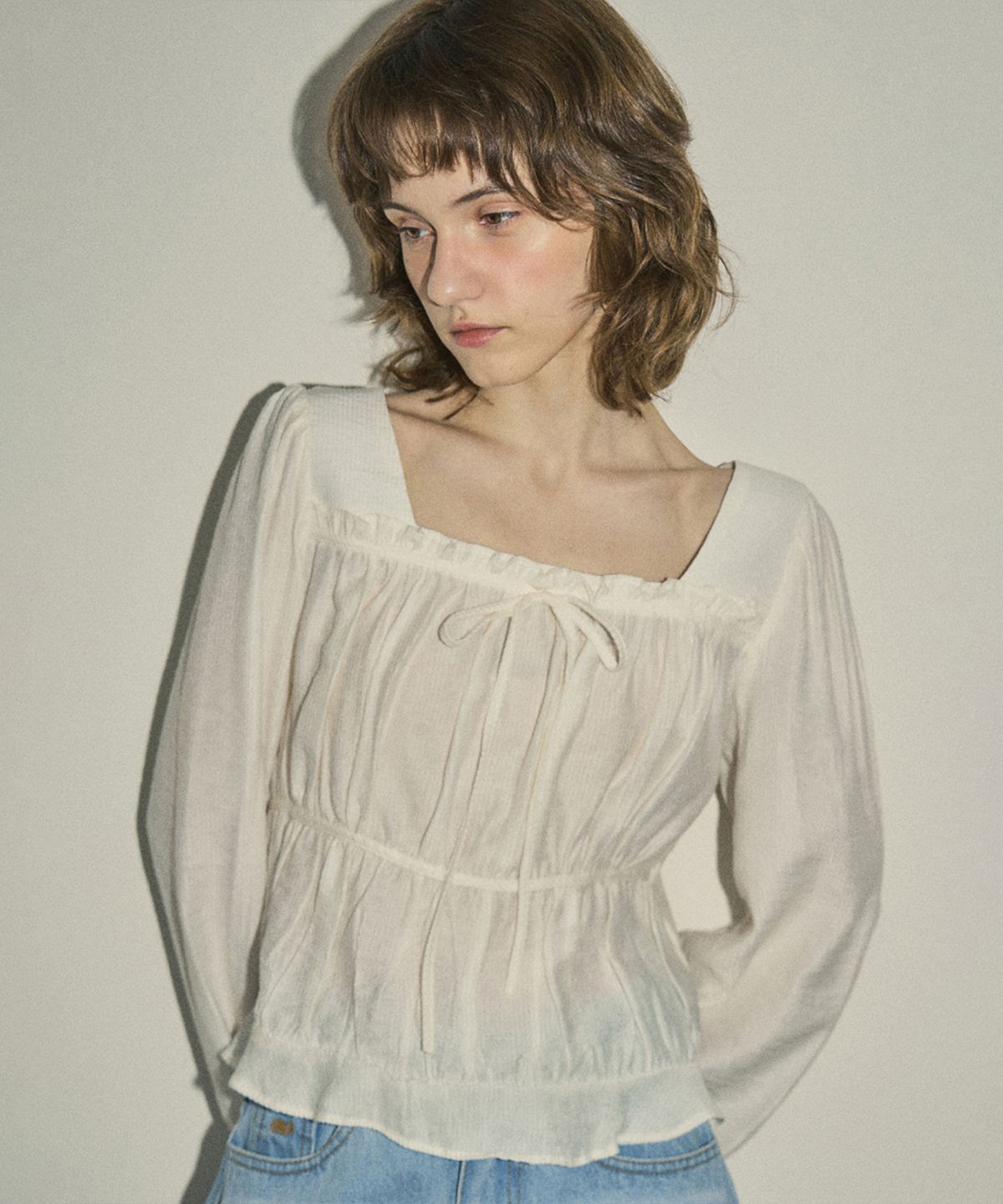 아우어노스텔지아(OURNOSTALGIA) Square neck shirring blouse_Cream(O25-BL01)