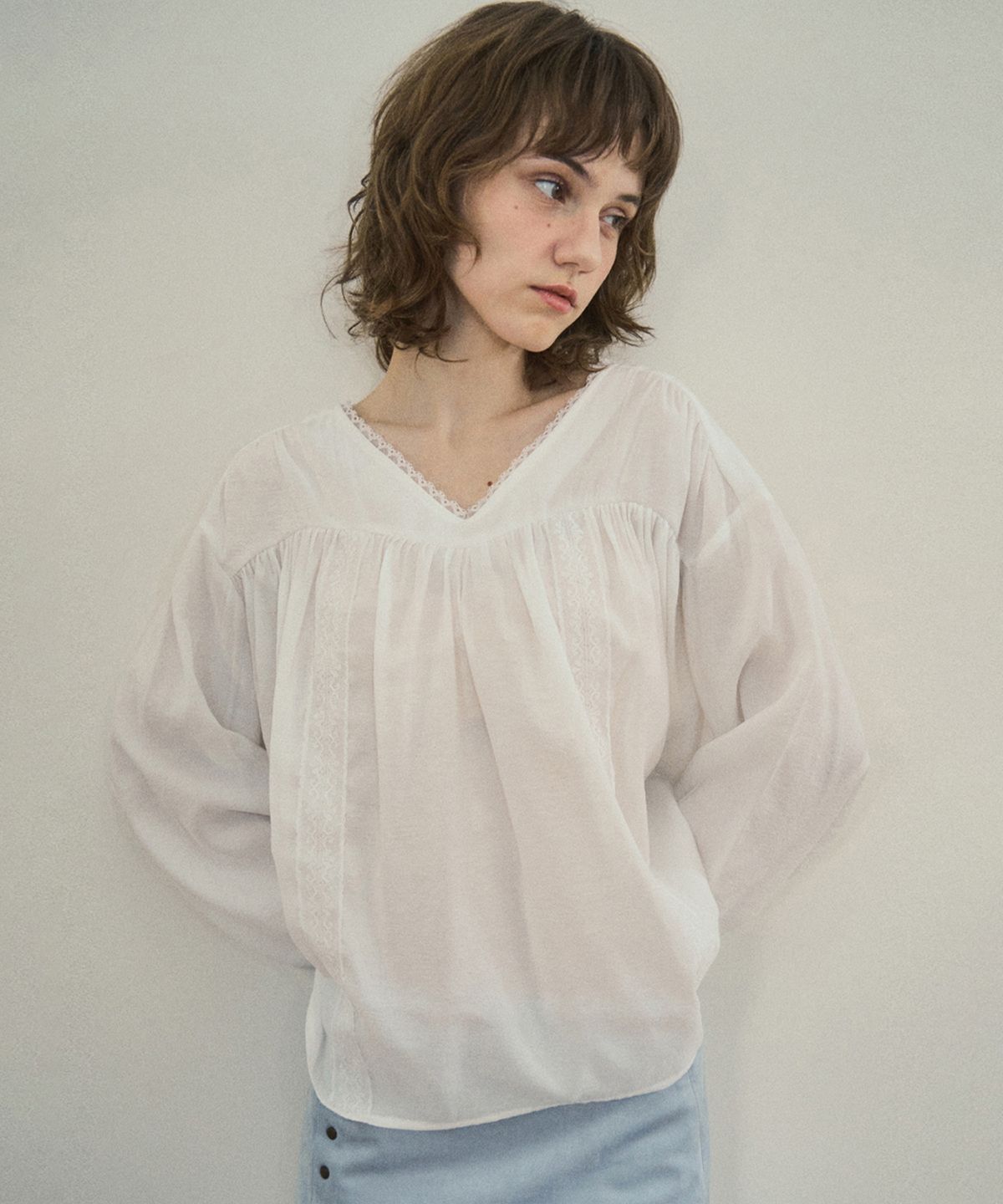 아우어노스텔지아(OURNOSTALGIA) Soft shirring lace blouse_Ivory(O25-TP02)