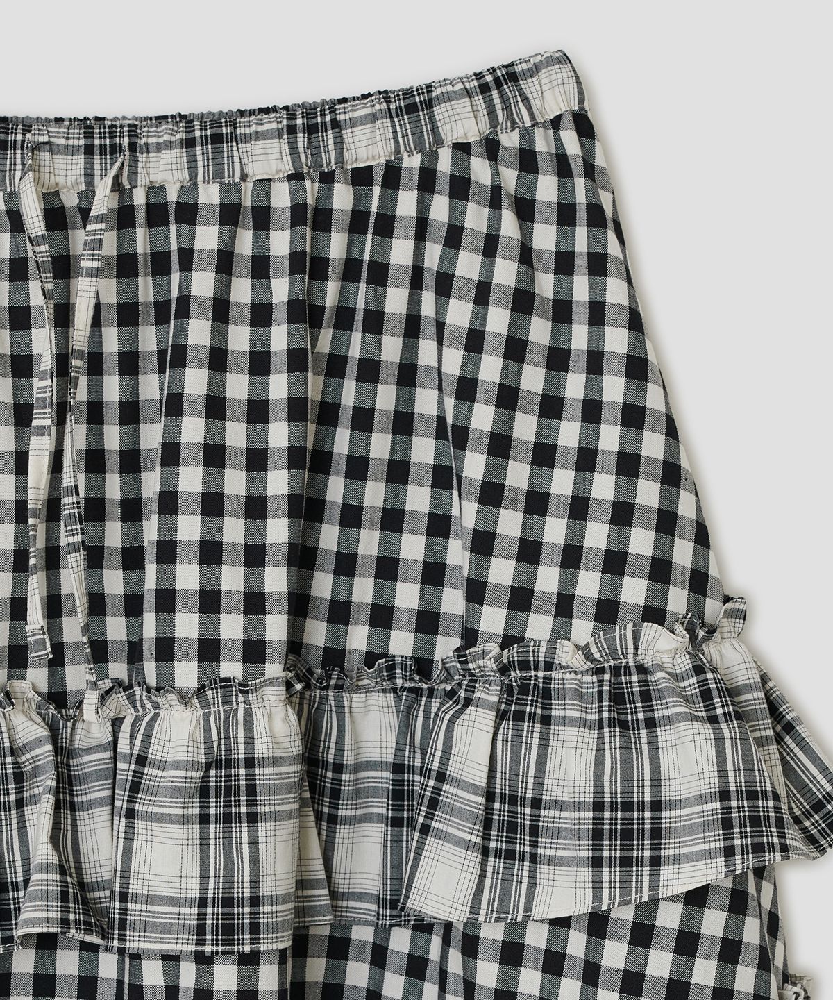타입서비스(TYPESERVICE) Voluminous Check Tier Skirt [Black]