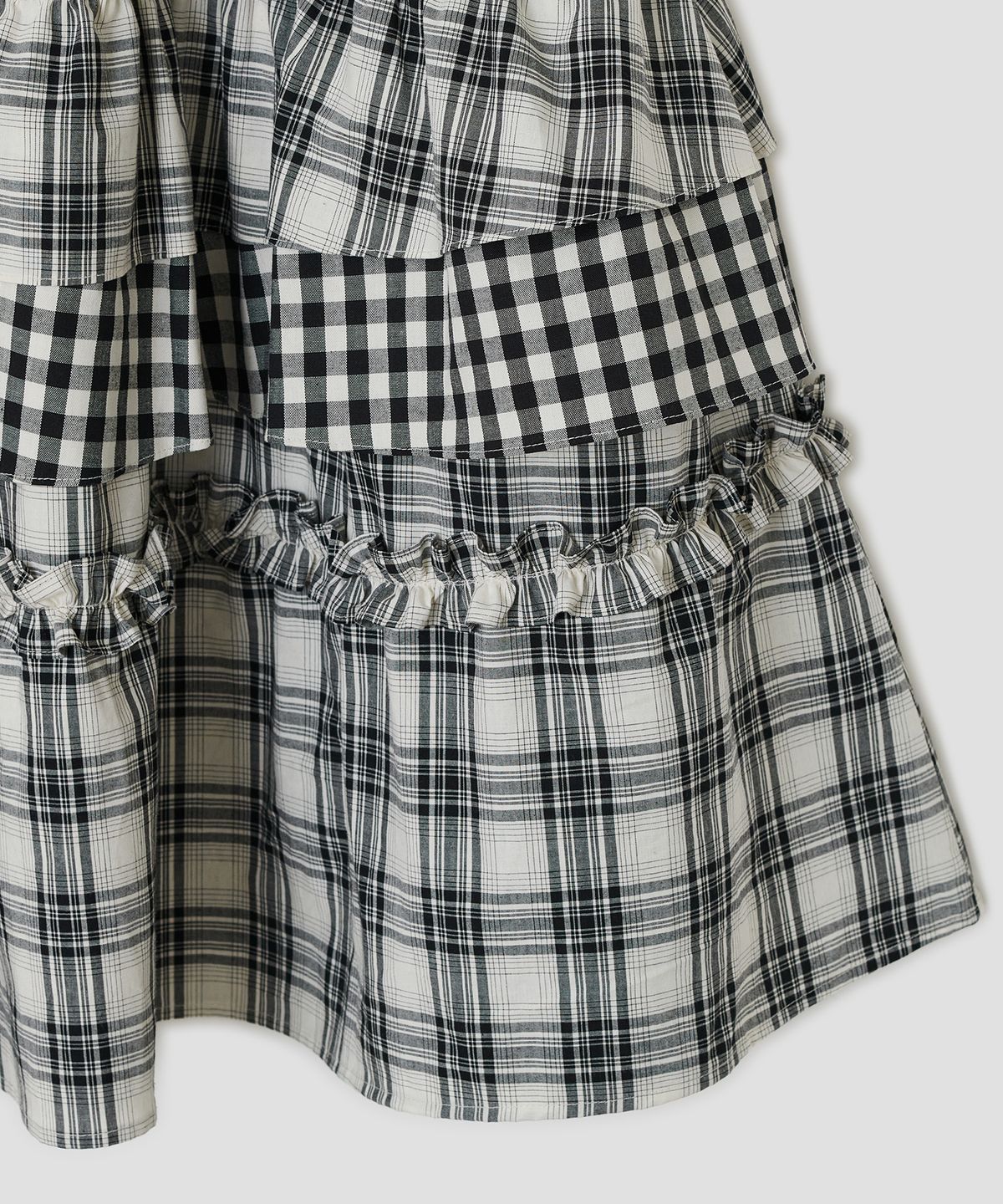 타입서비스(TYPESERVICE) Voluminous Check Tier Skirt [Black]