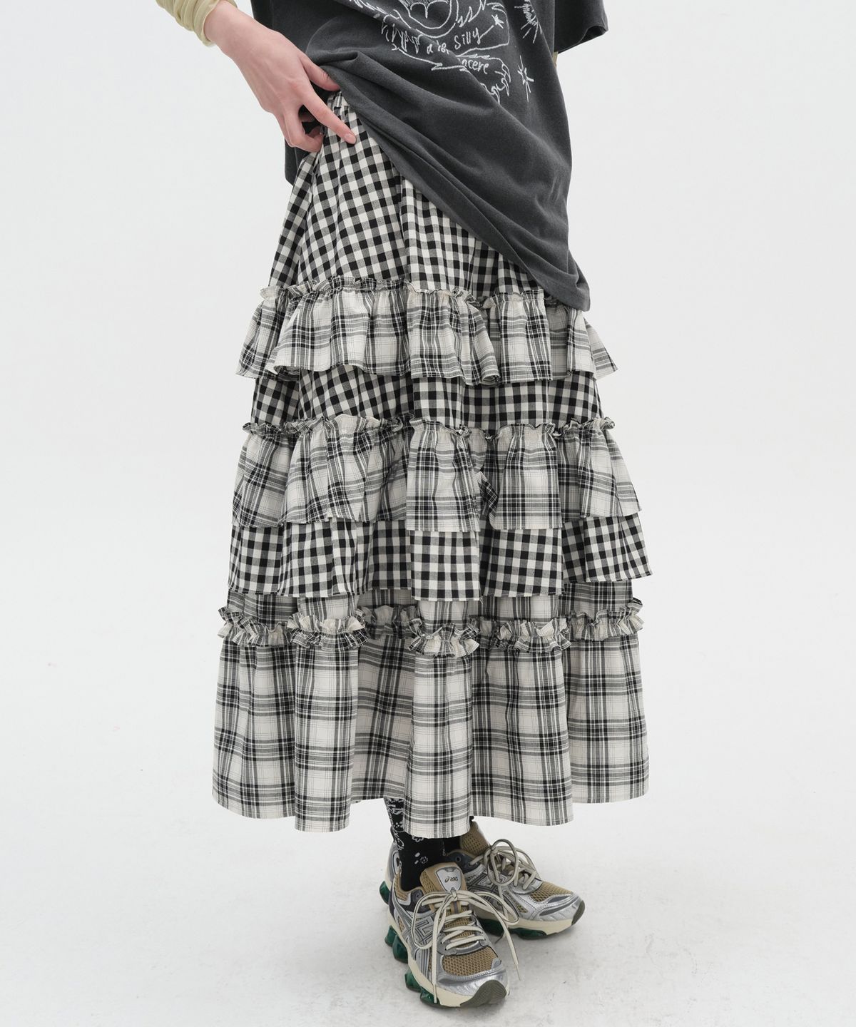 타입서비스(TYPESERVICE) Voluminous Check Tier Skirt [Black]