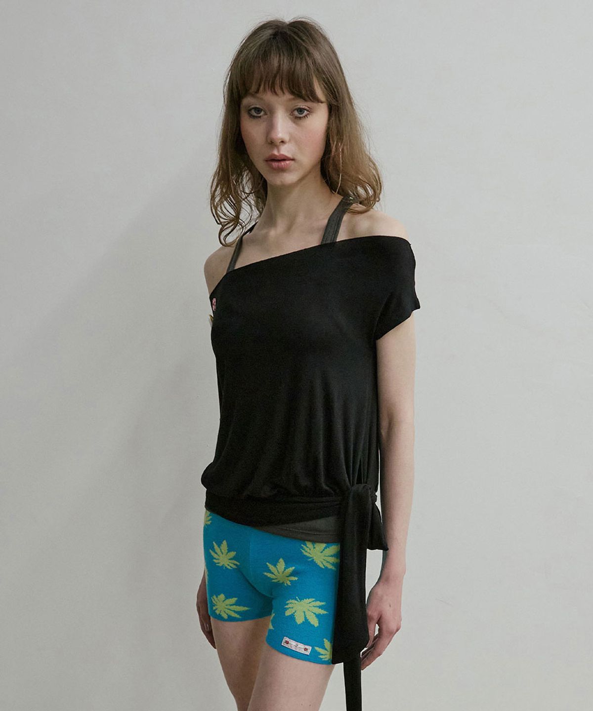 스컬프터(SCULPTOR) Off-Shoulder Button Tee Black