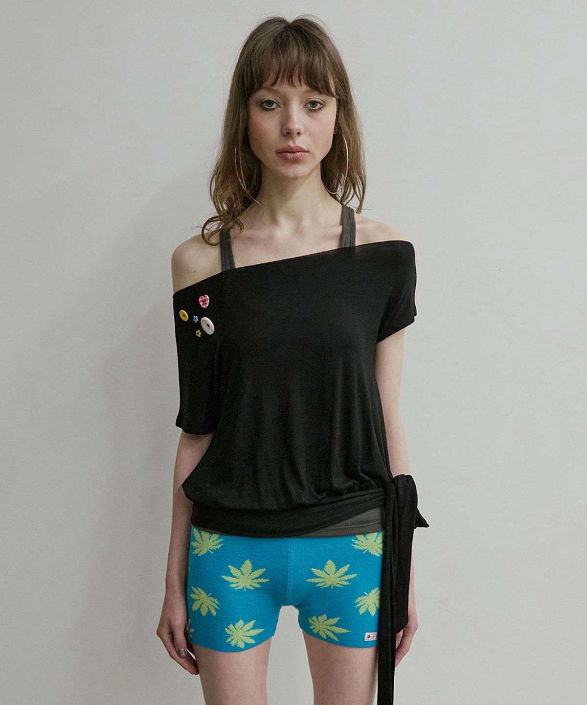 스컬프터(SCULPTOR) Off-Shoulder Button Tee Black