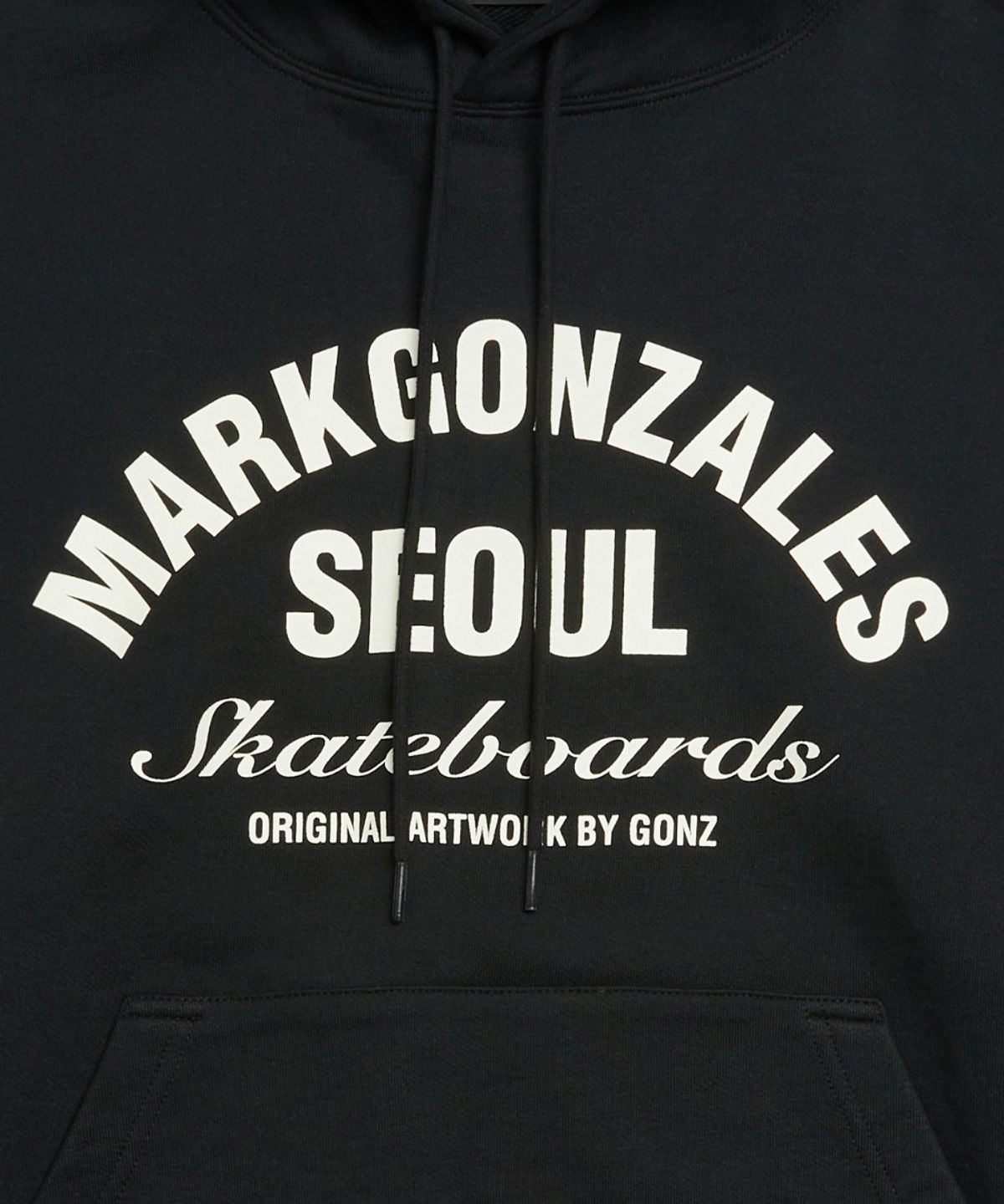 마크곤잘레스(MARK GONZALES) 서울 어드레스 레터링 스웨트 후디 - BLACK