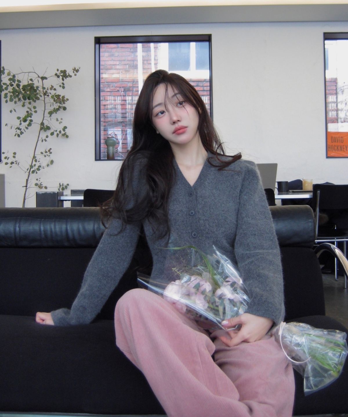 아위(AHWE) 브이넥 라쿤 가디건_차콜
