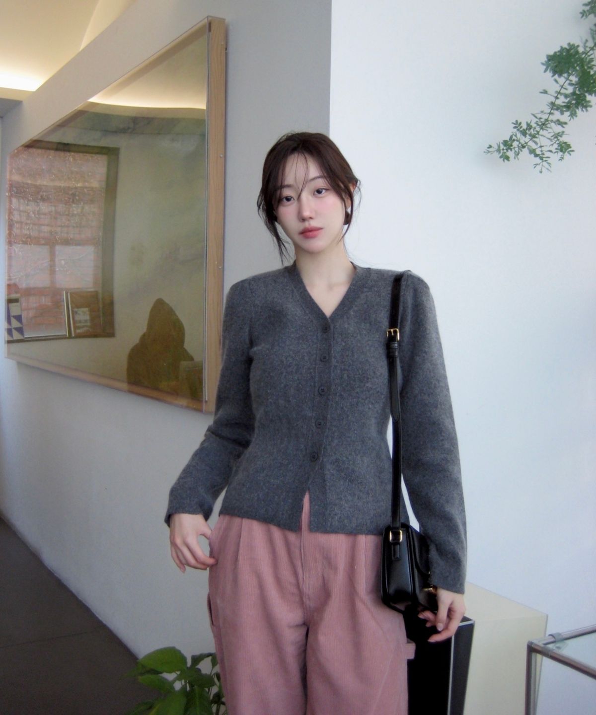 아위(AHWE) 브이넥 라쿤 가디건_차콜
