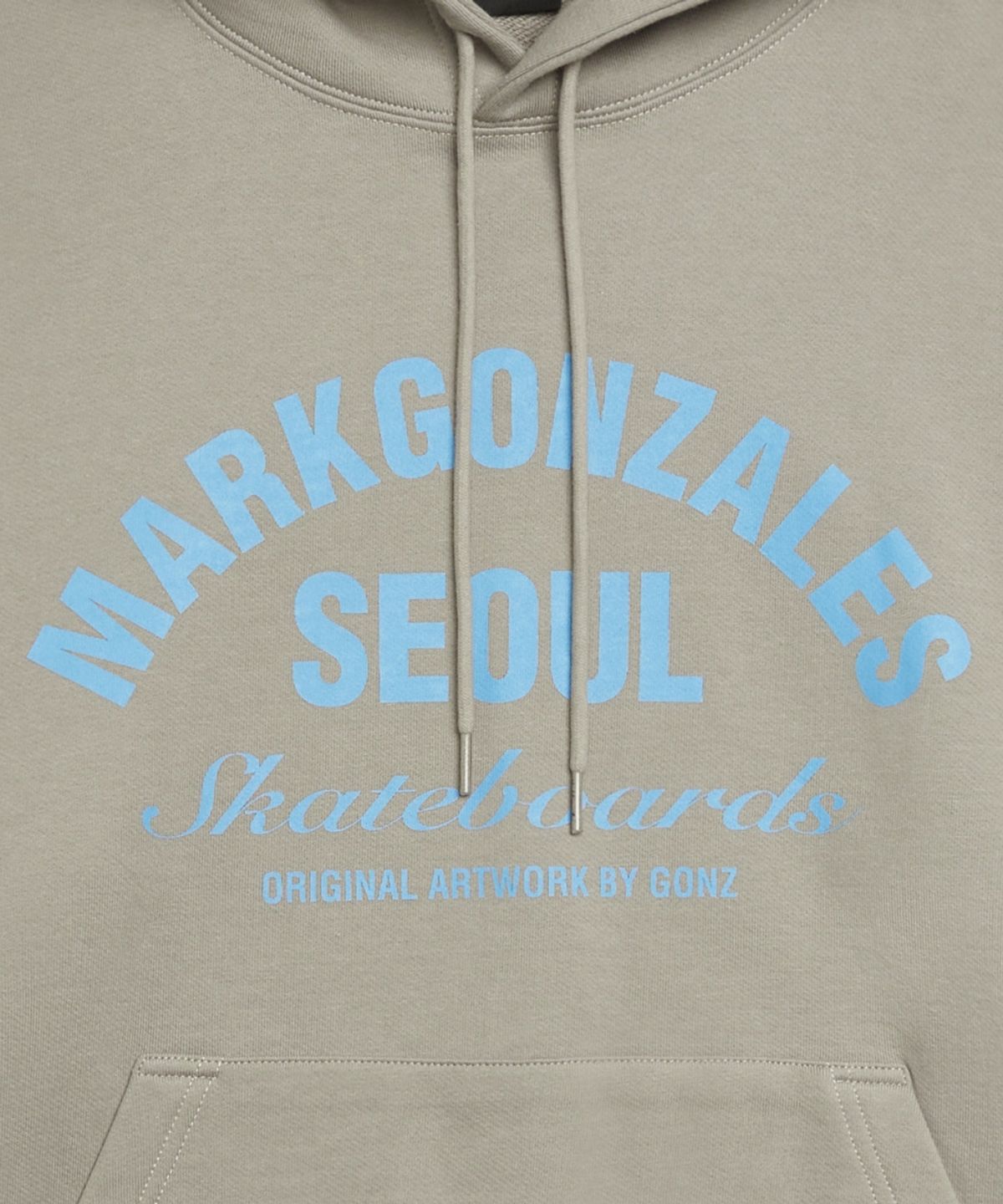 마크곤잘레스(MARK GONZALES) 서울 어드레스 레터링 스웨트 후디 - BROWN GREY