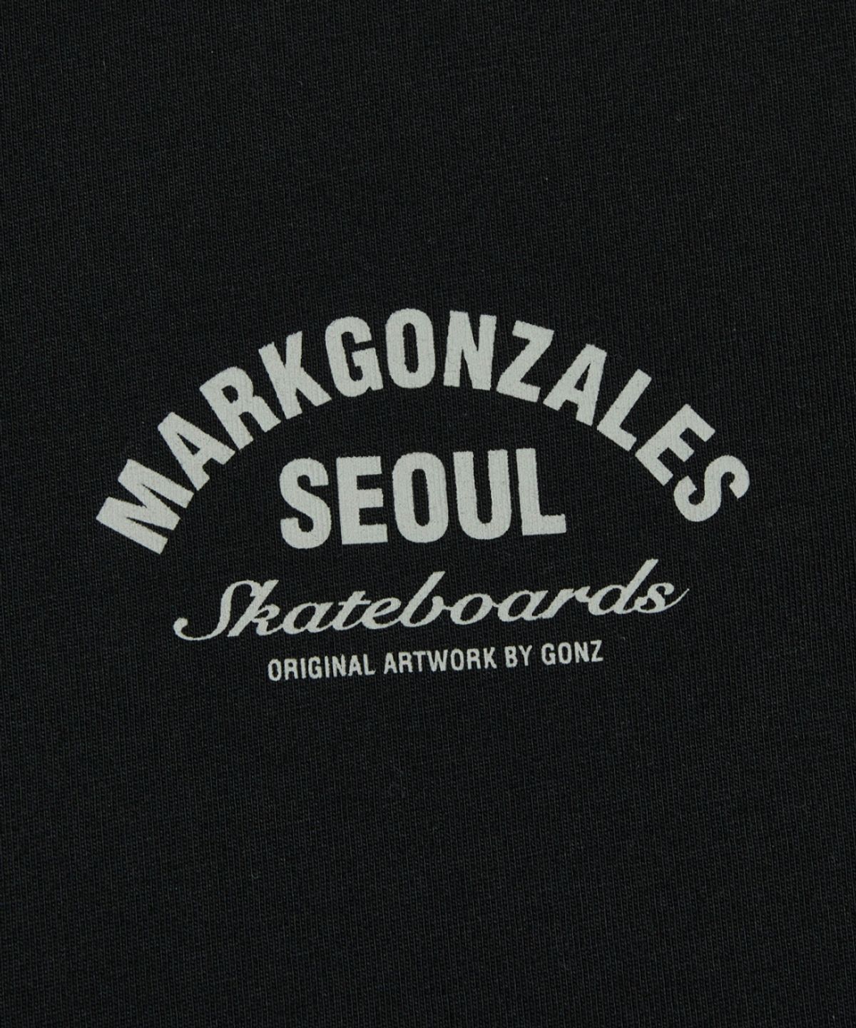 마크곤잘레스(MARK GONZALES) 서울 어드레스 레터링 반팔 티셔츠 - BLACK