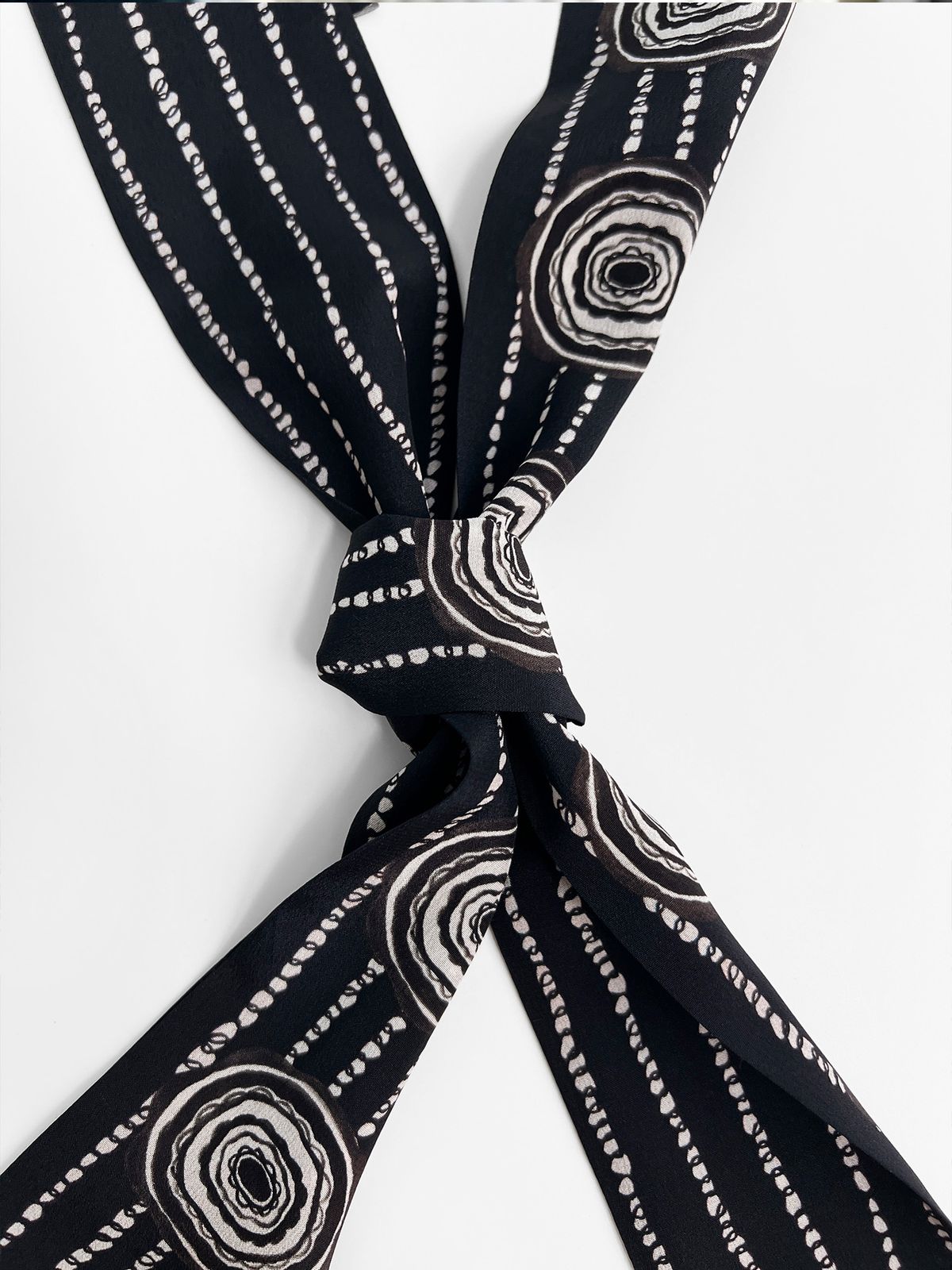 마레트라(MARAETHRA) Brooch Symphony Silk Tie Scarf 브로치 심포니 실크 타이 스카프