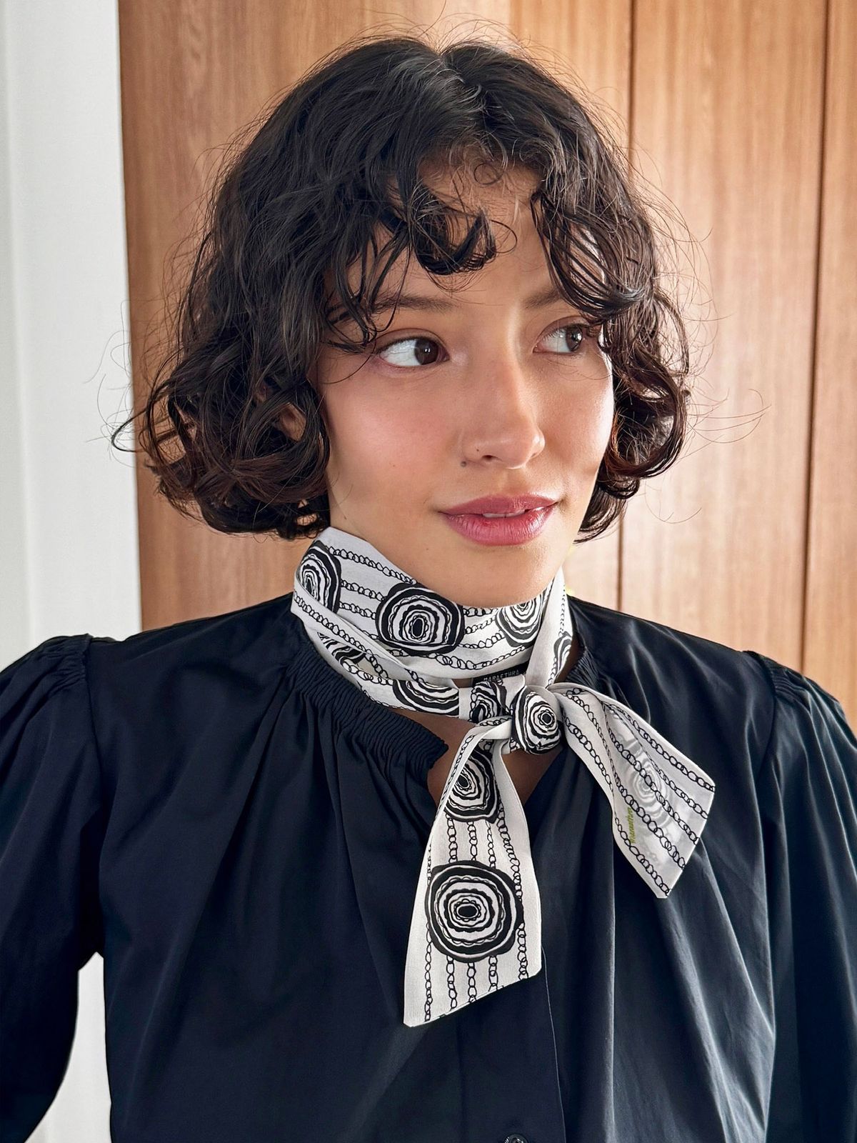 마레트라(MARAETHRA) Brooch Symphony Silk Tie Scarf 브로치 심포니 실크 타이 스카프