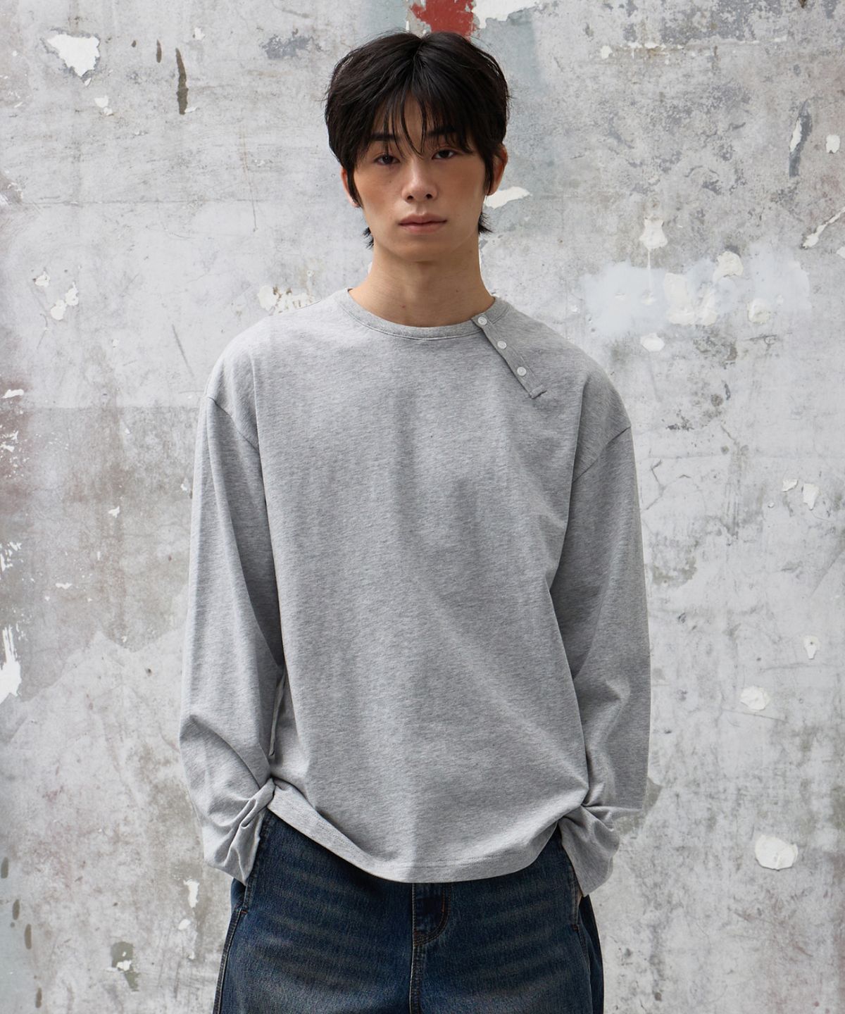 에이지오디(AGOD) 사이드 버튼 헨리넥 롱 슬리브 [그레이]