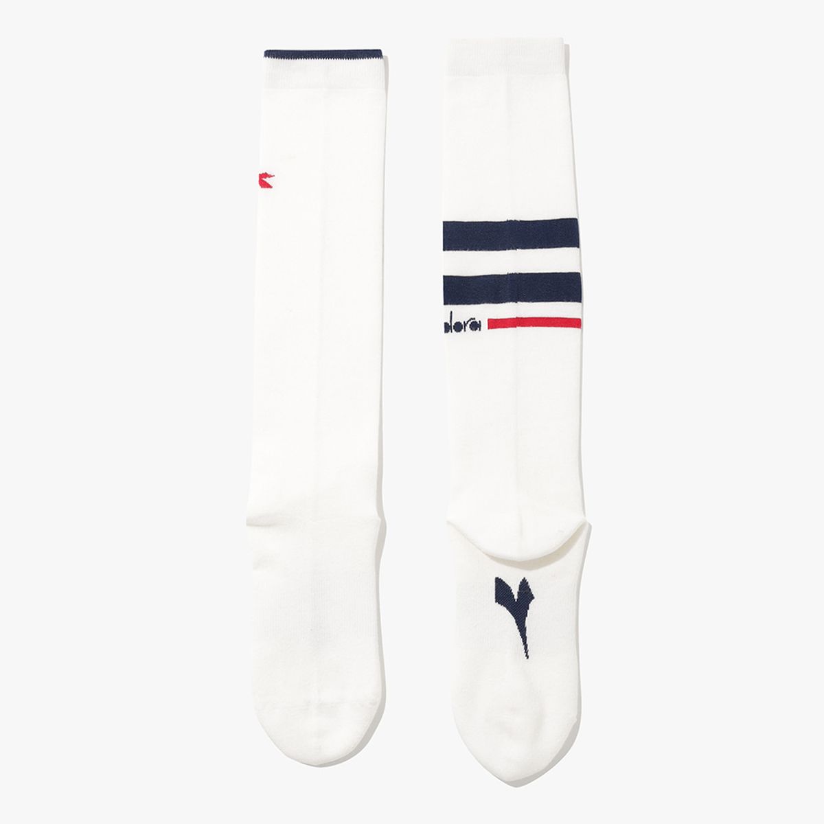 디아도라(diadora) 비대칭 니삭스 WHITE