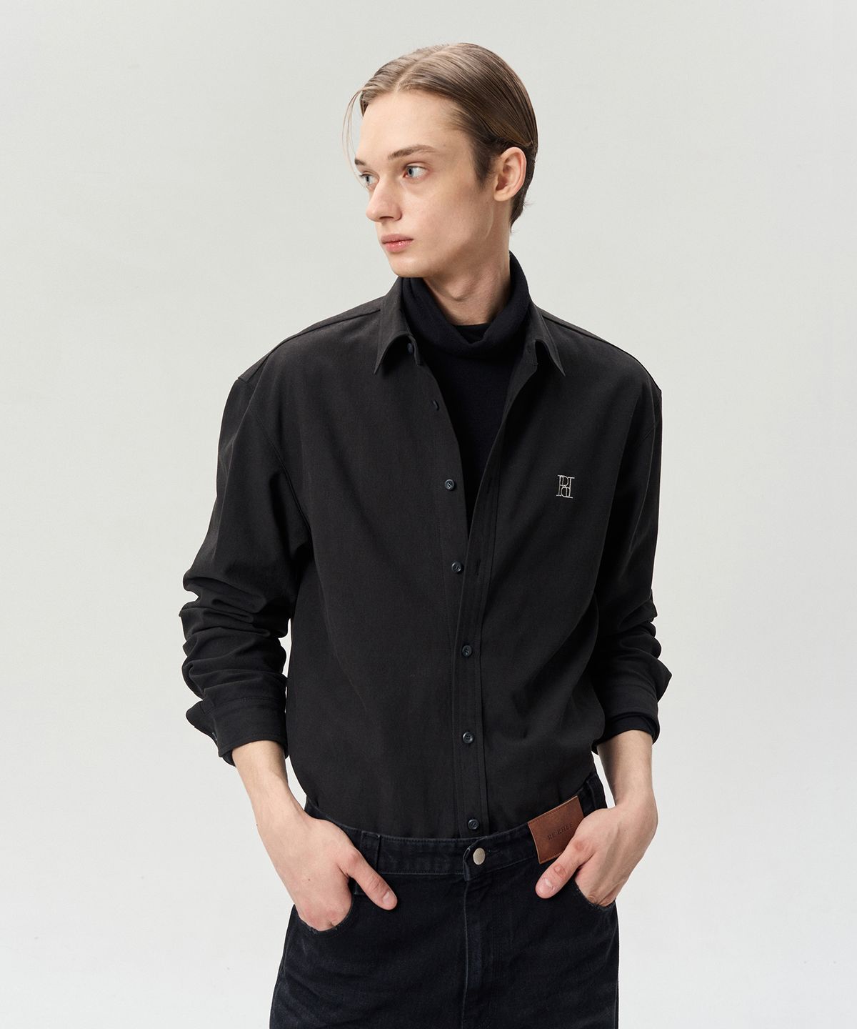 리이 맨(RERHEE MEN) LOGO EMBROIDERED SHIRT BLACK