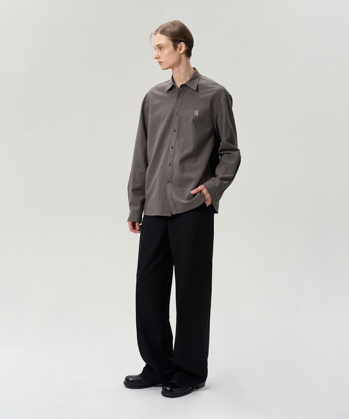 리이 맨(RERHEE MEN) LOGO EMBROIDERED SHIRT CHARCOAL