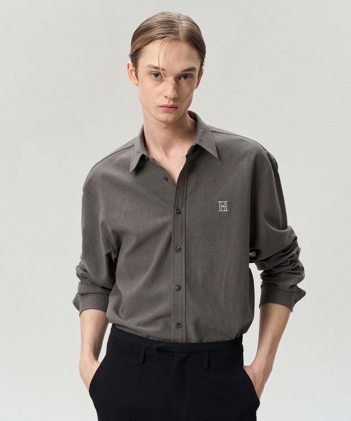 리이 맨(RERHEE MEN) LOGO EMBROIDERED SHIRT CHARCOAL
