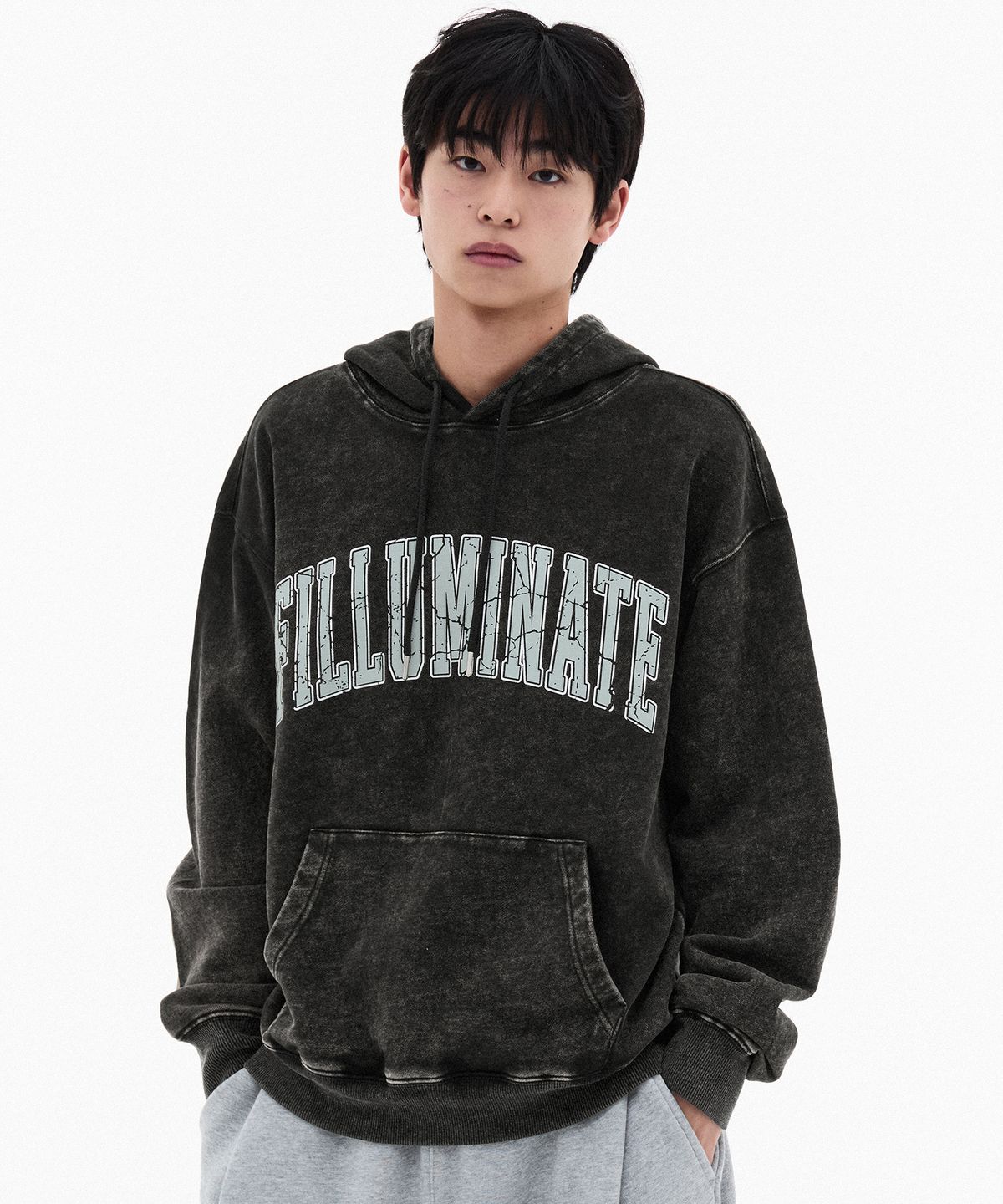 필루미네이트(FILLUMINATE) 워시드 아치 로고 후디-차콜