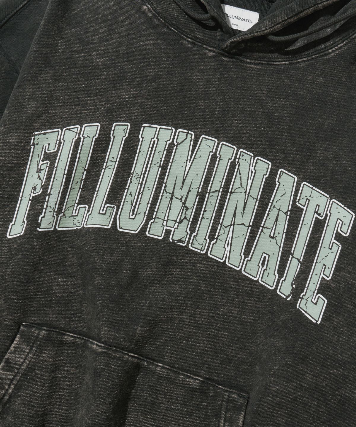 필루미네이트(FILLUMINATE) 워시드 아치 로고 후디-차콜
