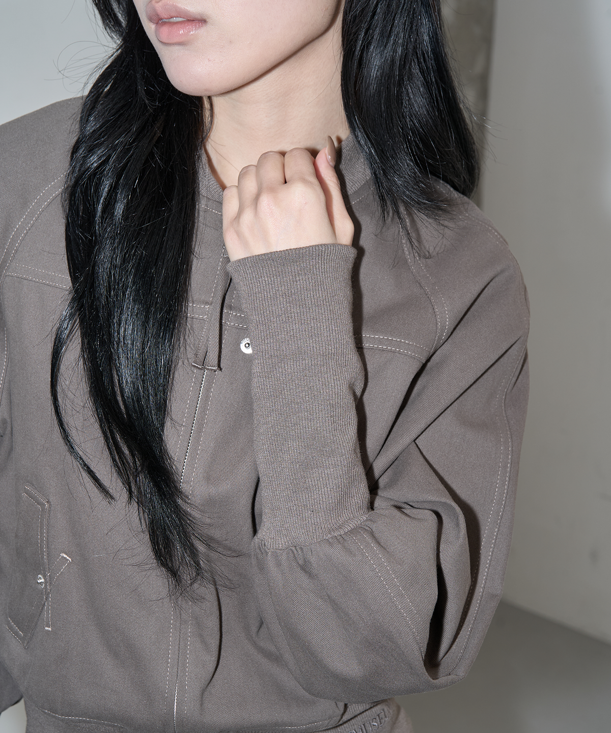 지제뮤지엄(ZIZEMUSEUM) BANDING CROPPED COTTON JACKET (KHAKI BROWN)