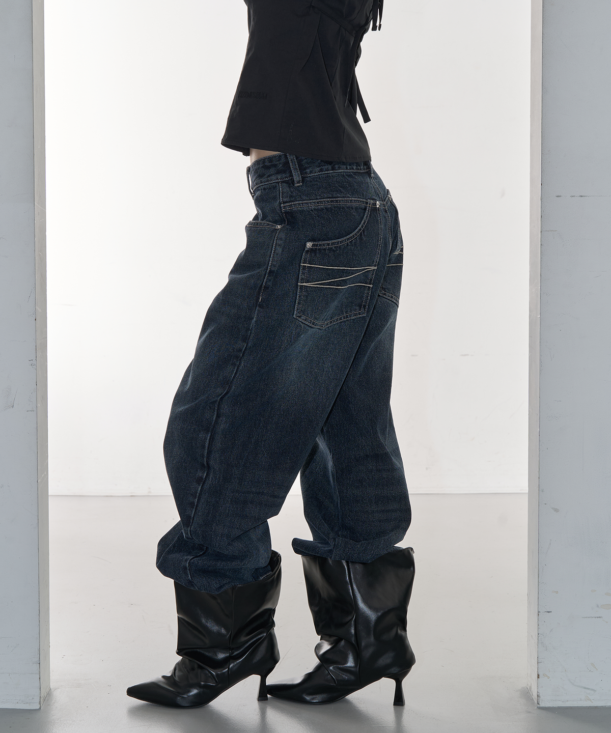 지제뮤지엄(ZIZEMUSEUM) POCKET DETAIL WIDE DENIM PANTS (WASHED DARK BLUE)