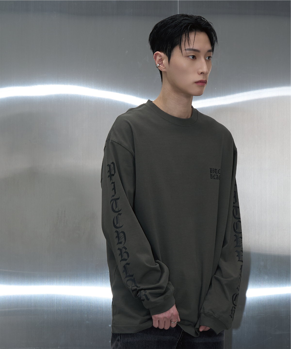 피치블랙(PITCHBLACK) BASIC LOGO LONG SLEEVE TEE (KHAKI GREEN)