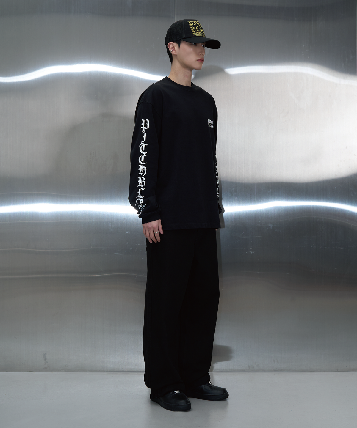 피치블랙(PITCHBLACK) BASIC LOGO LONG SLEEVE TEE (BLACK)