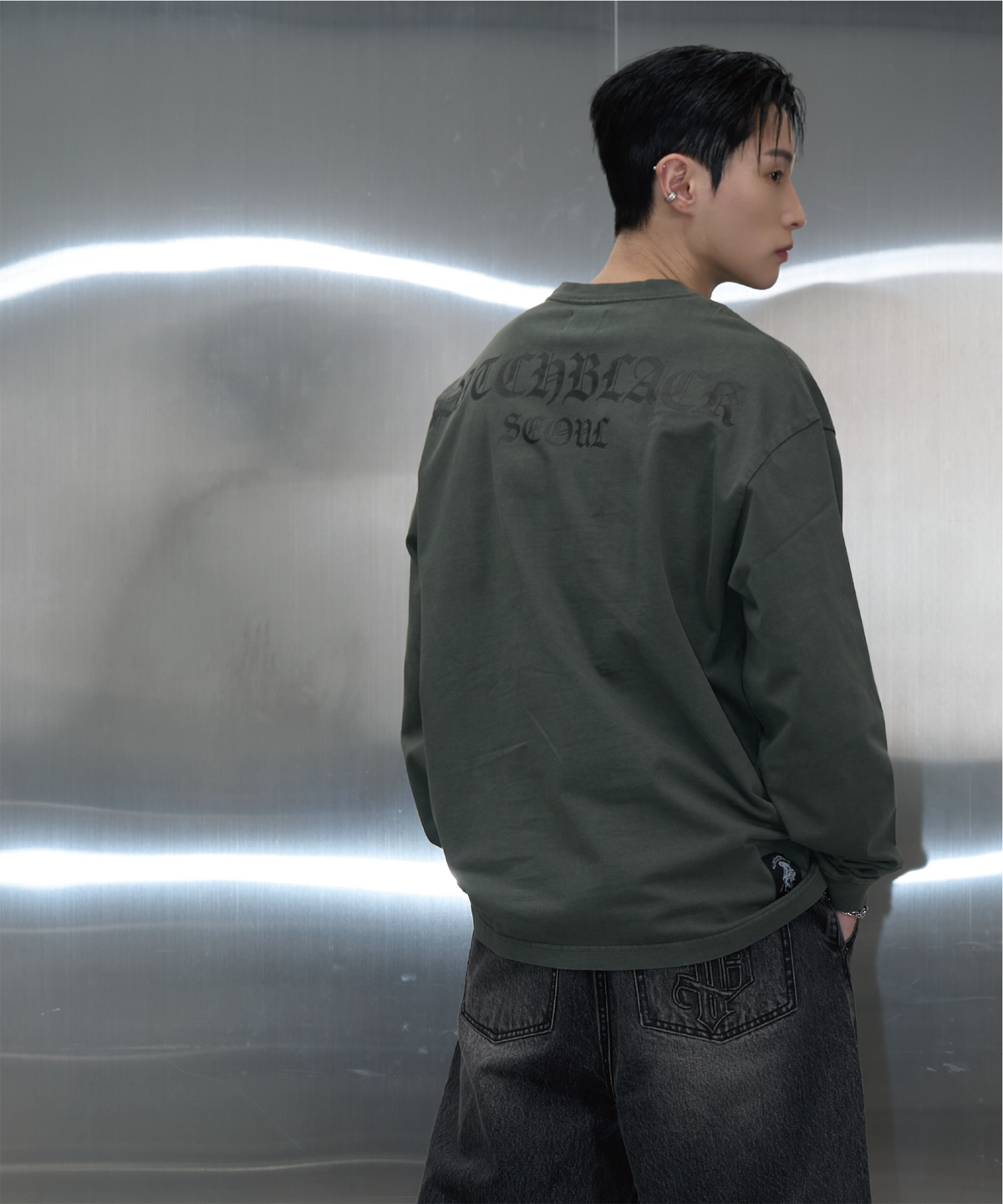 피치블랙(PITCHBLACK) VINTAGE PIGMENT PRINTING LONG SLEEVE TEE (KHAKI GREEN)